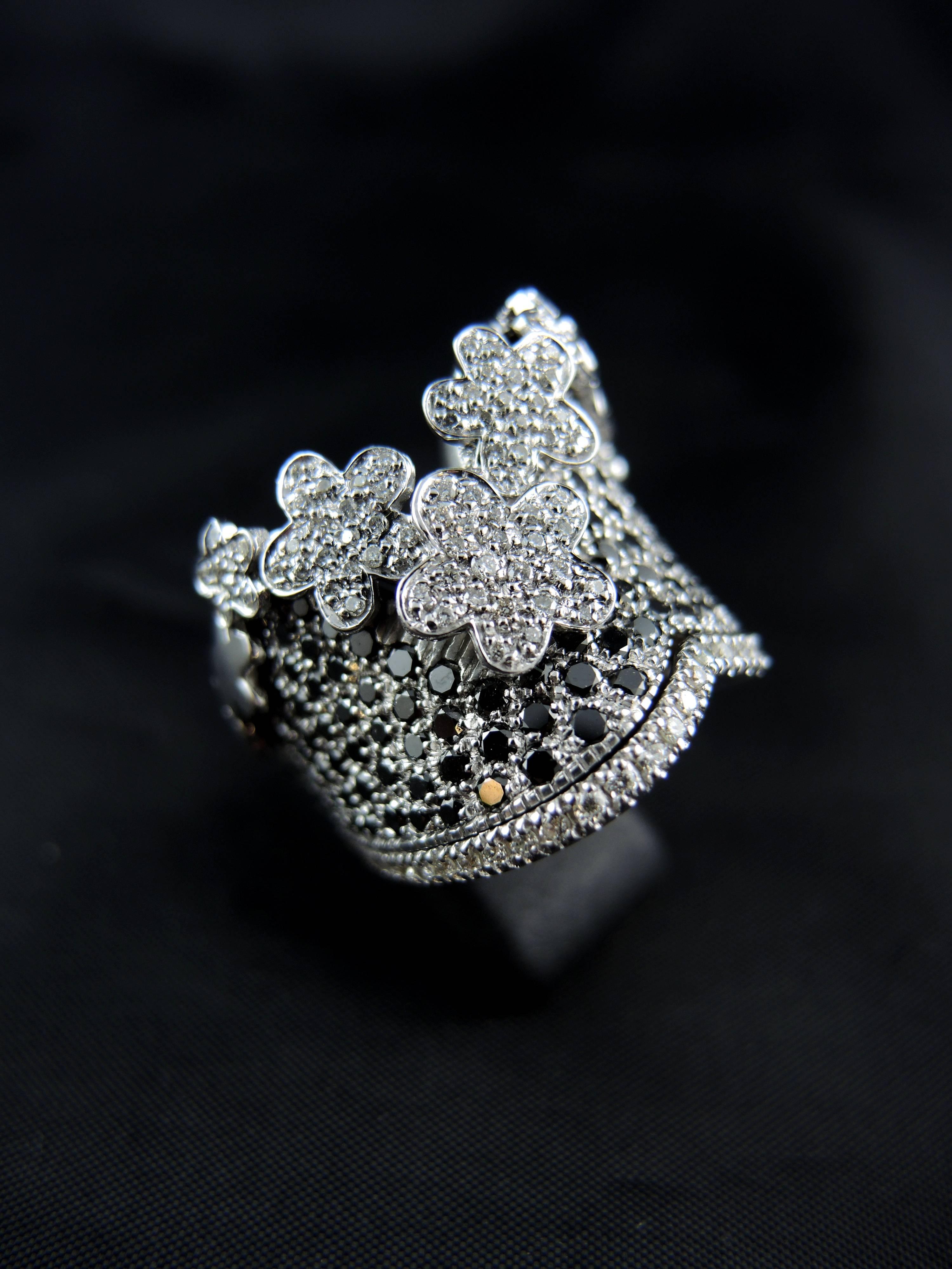 Black and White Diamonds Cocktail Ring in White Gold, Modern In Excellent Condition For Sale In Paris, FR