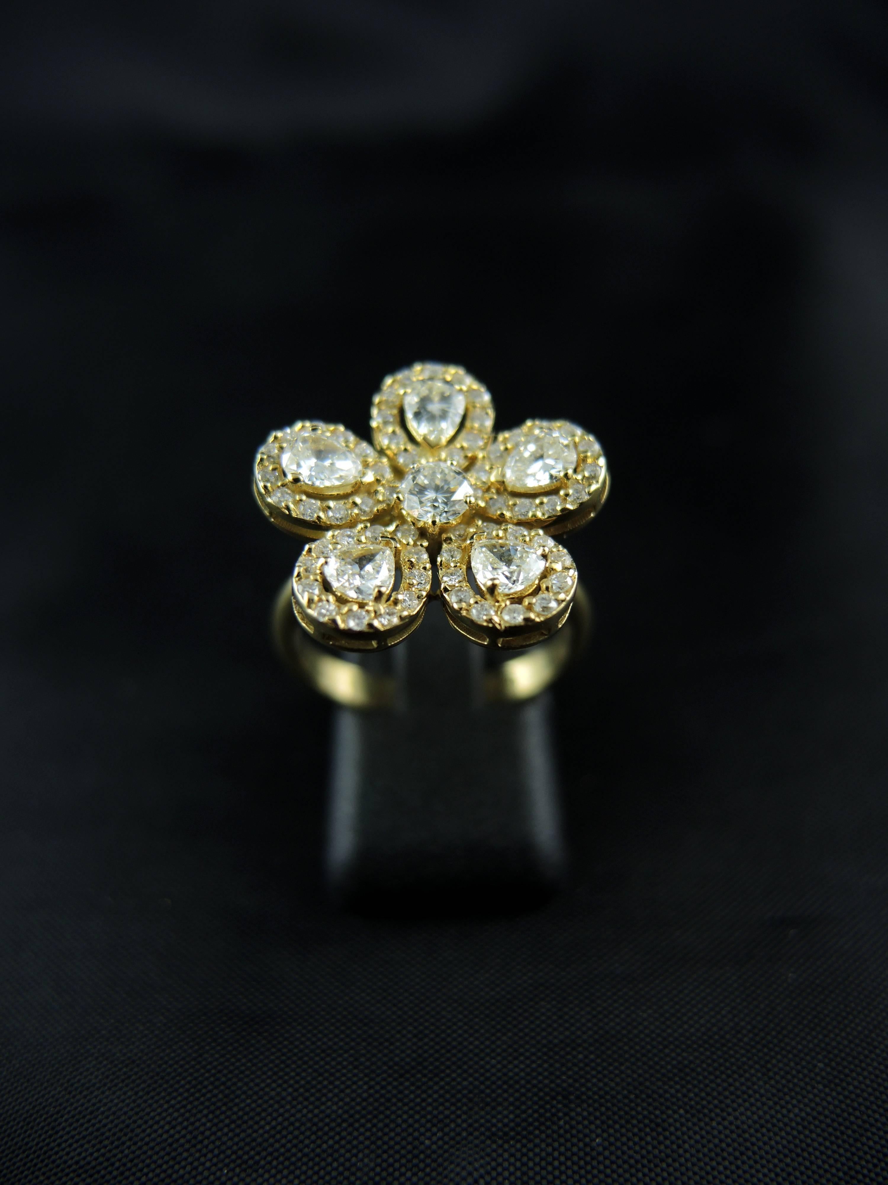French Diamonds Yellow Gold Flower Ring In Excellent Condition For Sale In Paris, FR