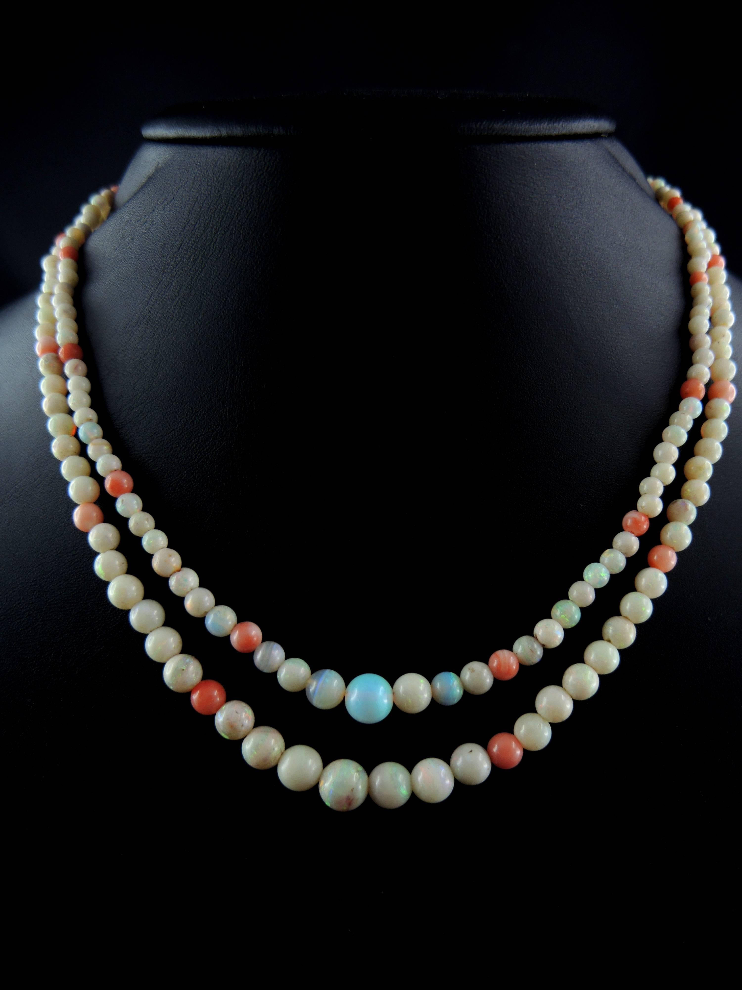 Antique Art Deco necklace set with two ranks of opal and coral pearls.

Clasp and safety chaine made of silver.

Circa 1930

weight: 19,40g
Length of the ranks: 44.00 cm and 41.50 cm

State : good general state, opal with more or less intense play