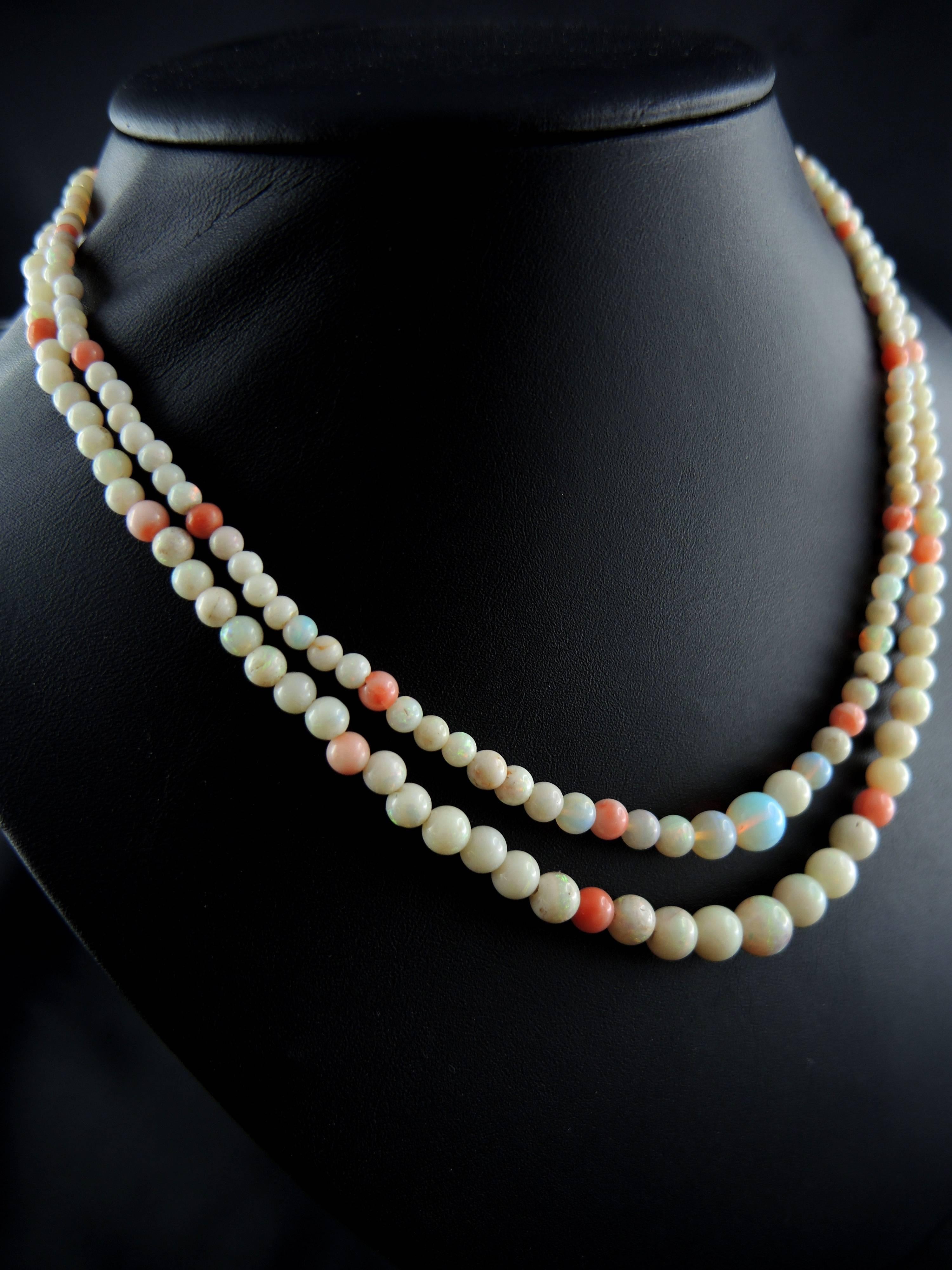 Art Deco Necklace with Opal and Coral, circa 1930 In Good Condition For Sale In Paris, FR