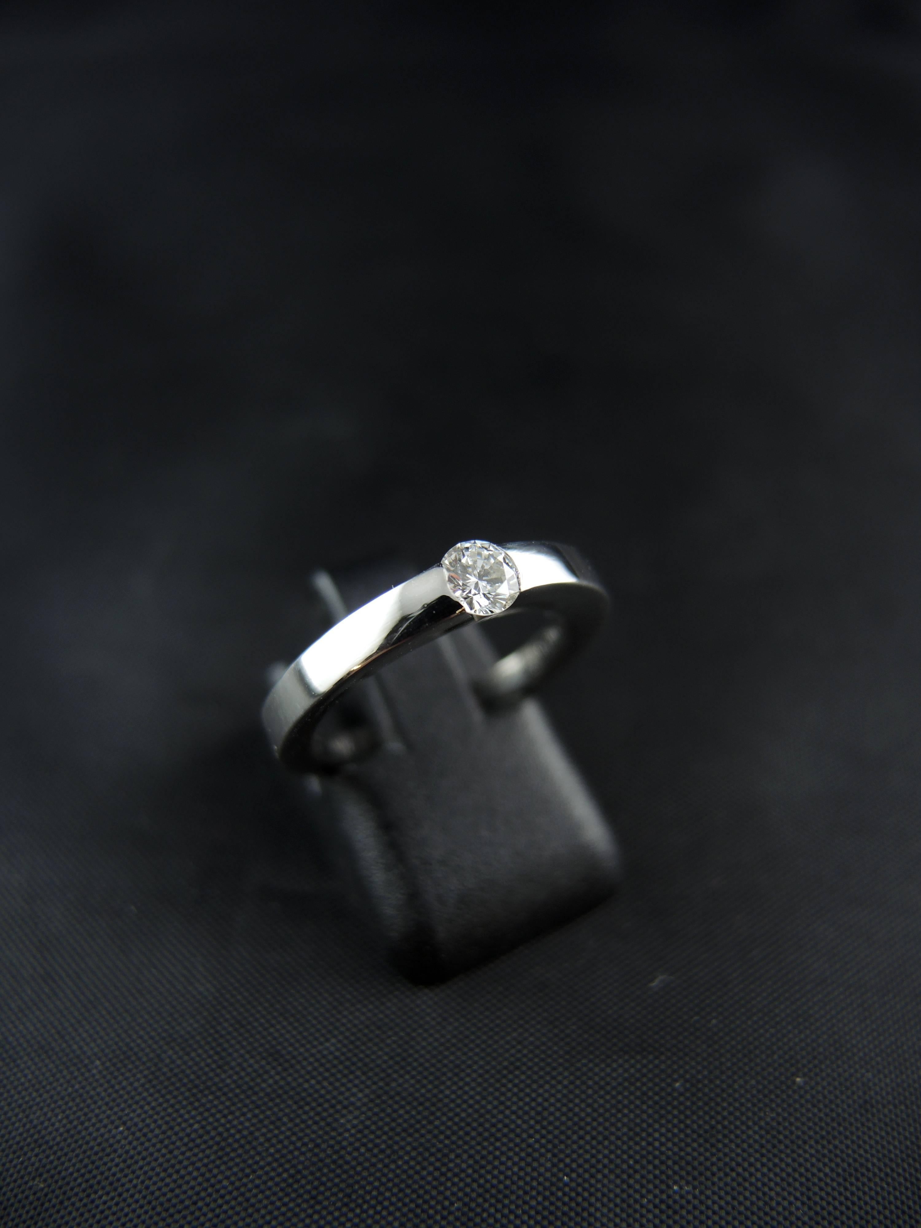 Cartier Solitaire Engagement Diamond Ring 0.21 Carat White Gold In Excellent Condition In Paris, FR