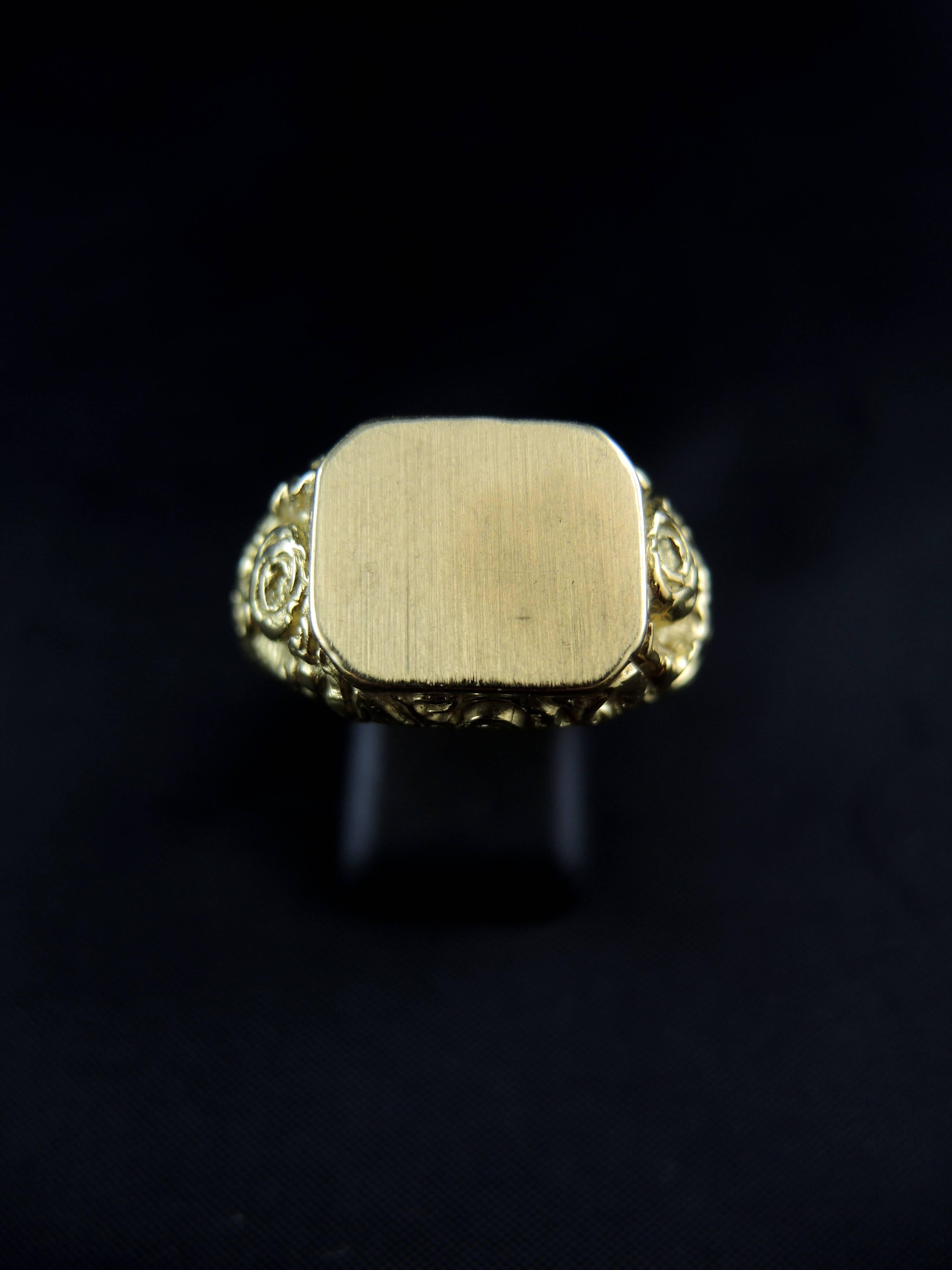 18ktyellow gold antique signet ring (quality mark: head of eagle) with floral design. 

French work from the 19th century.

Center of the ring: 1,50 cm

Weight: 24,20g
Ring size: 54 (diameter 21 / US size 11,50)

State : very light scratches on the