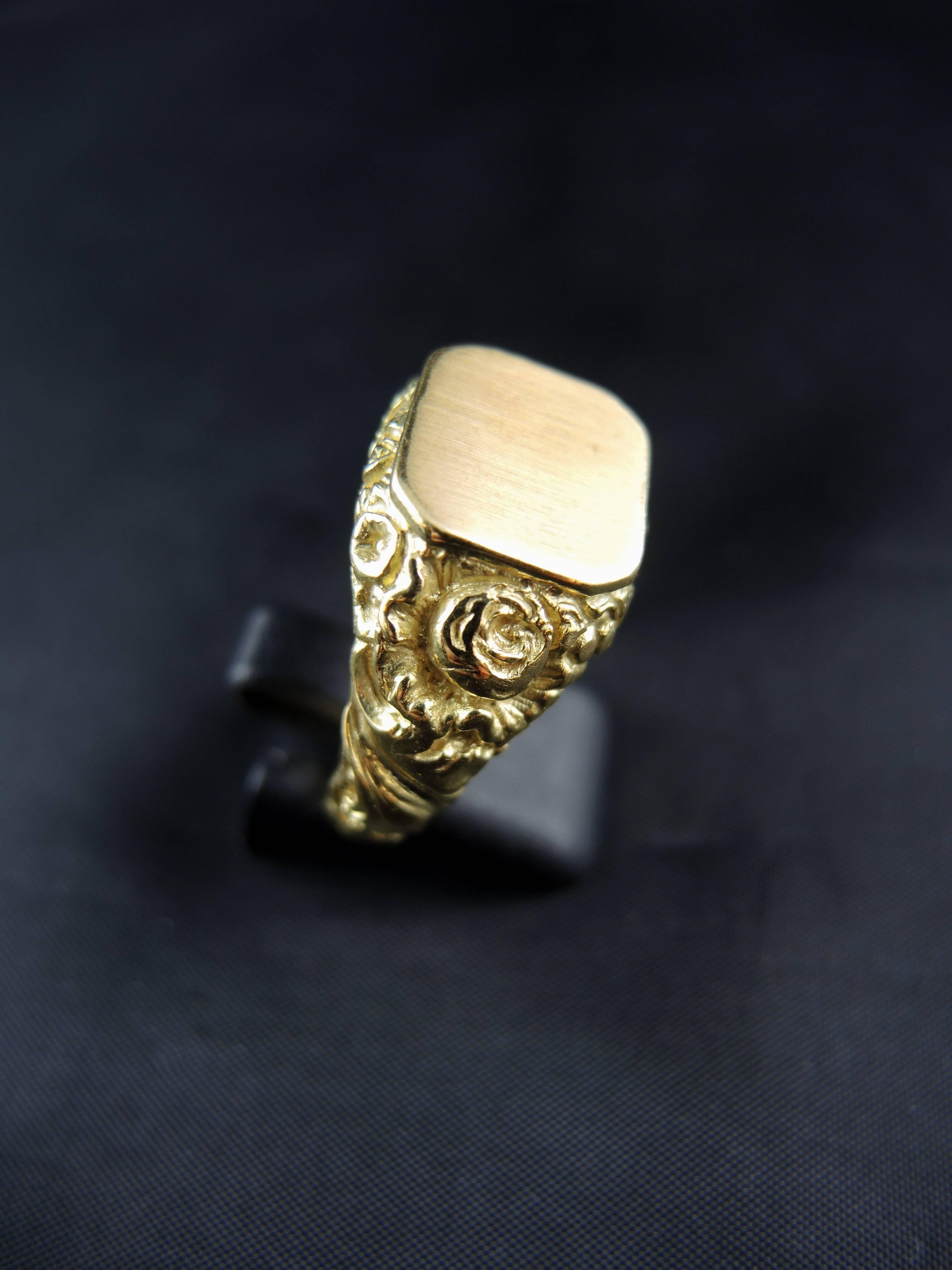 French Antique Signet Ring, Yellow Gold, 19th Century In Excellent Condition In Paris, FR