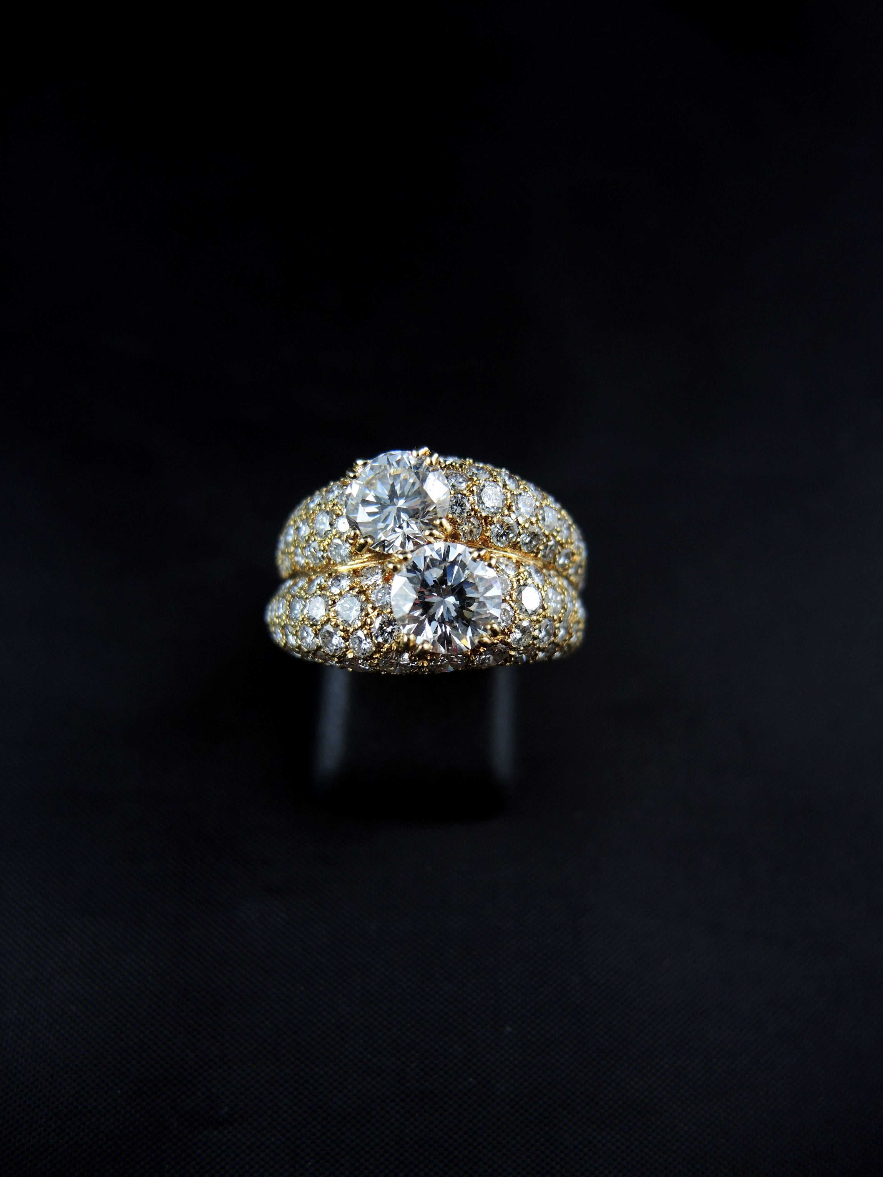 18kt yellow gold ring (quality mark: eagle's head) entirely set with modern cut  diamonds, which total weight is estimated around 4,47 Cts.  
The central stone are weighting around 1,00 Ct each, Color estimated F, clarity estimated VS2.

Modern work