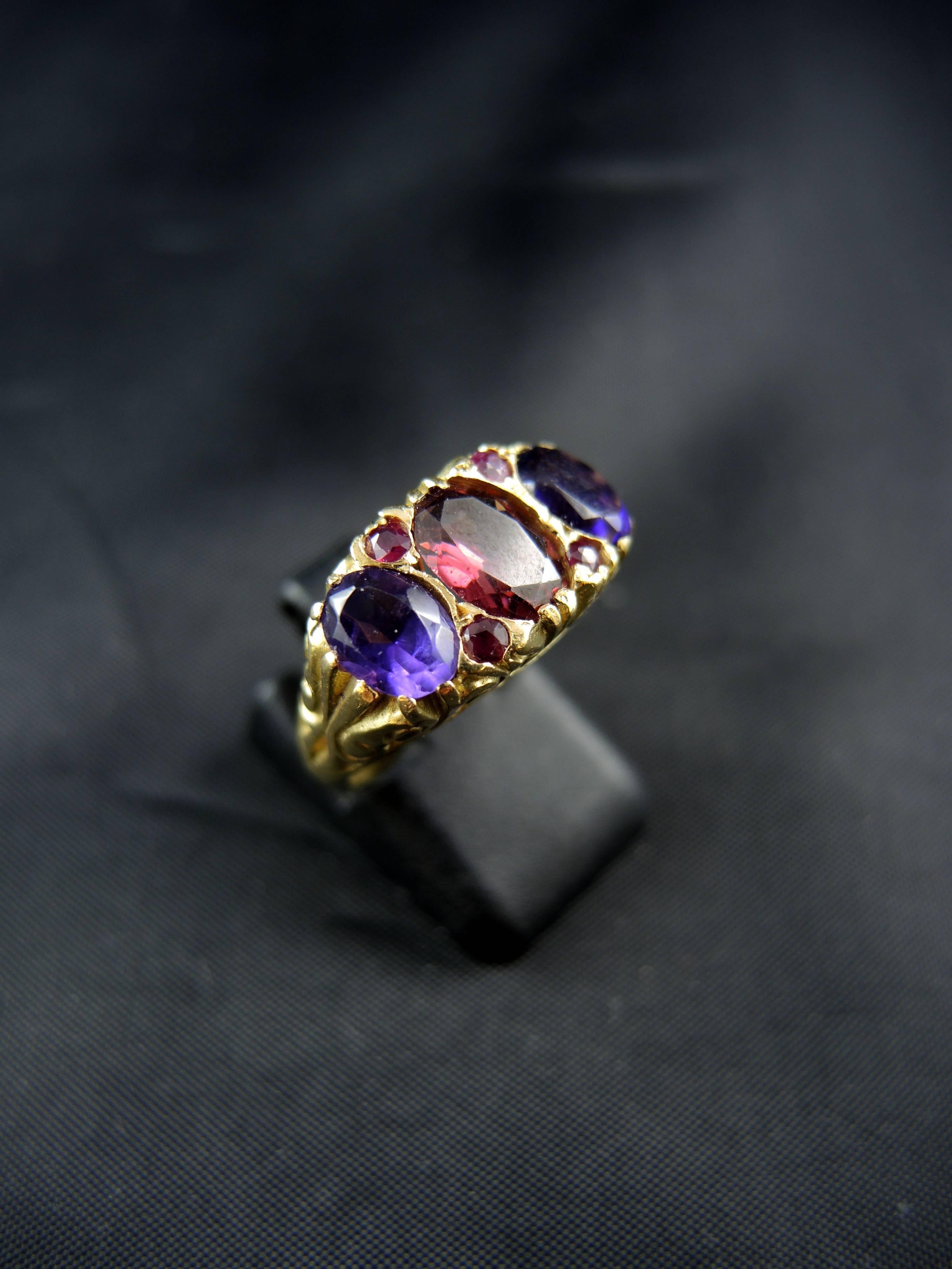 Antique French Three-Stone Ring with Garnet Amethysts and Ruby, 19th Century In Good Condition In Paris, FR