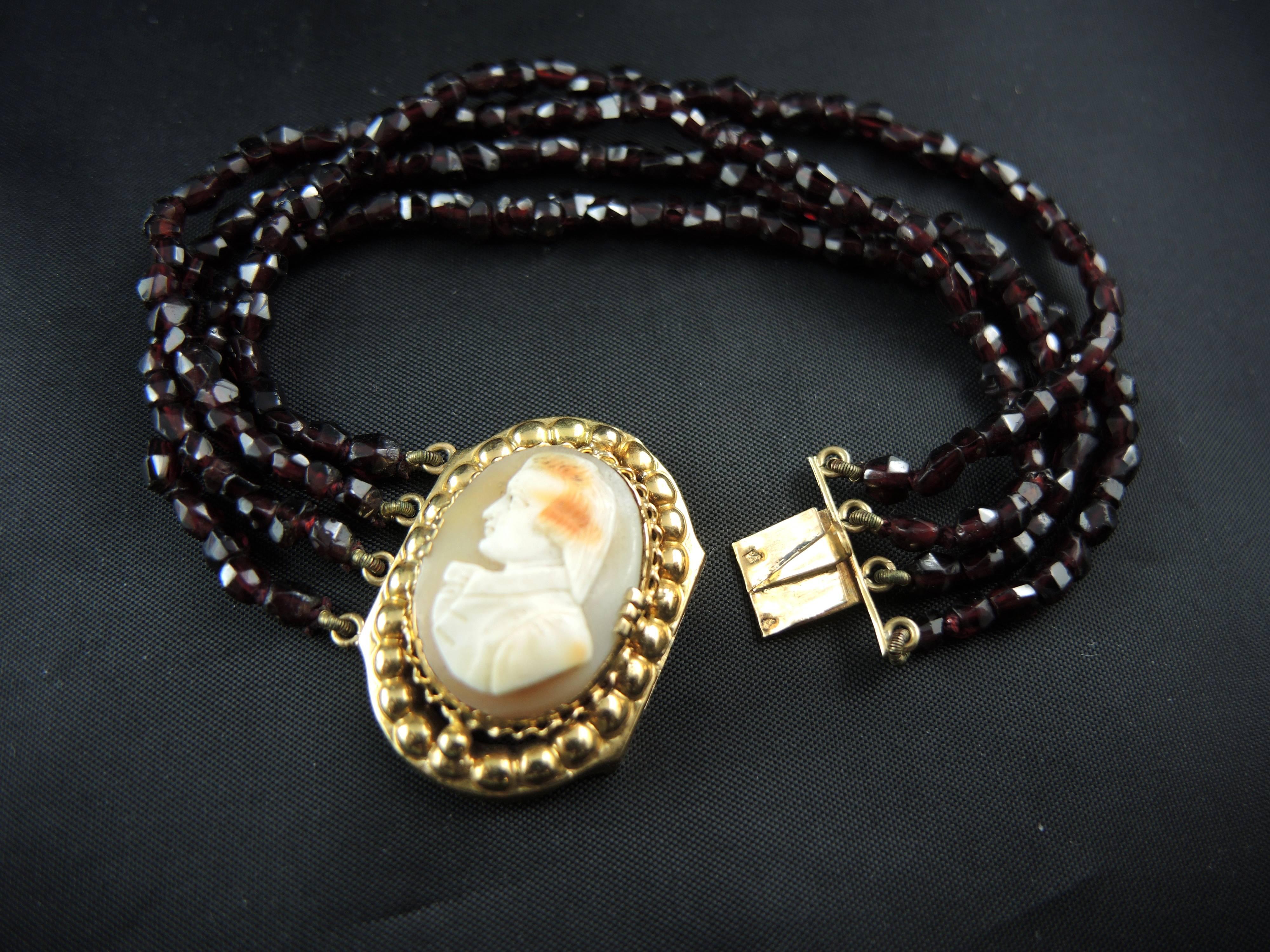 Antique French Gold Bracelet with Shell Cameo and Garnet Strands, 19th Century In Good Condition For Sale In Paris, FR