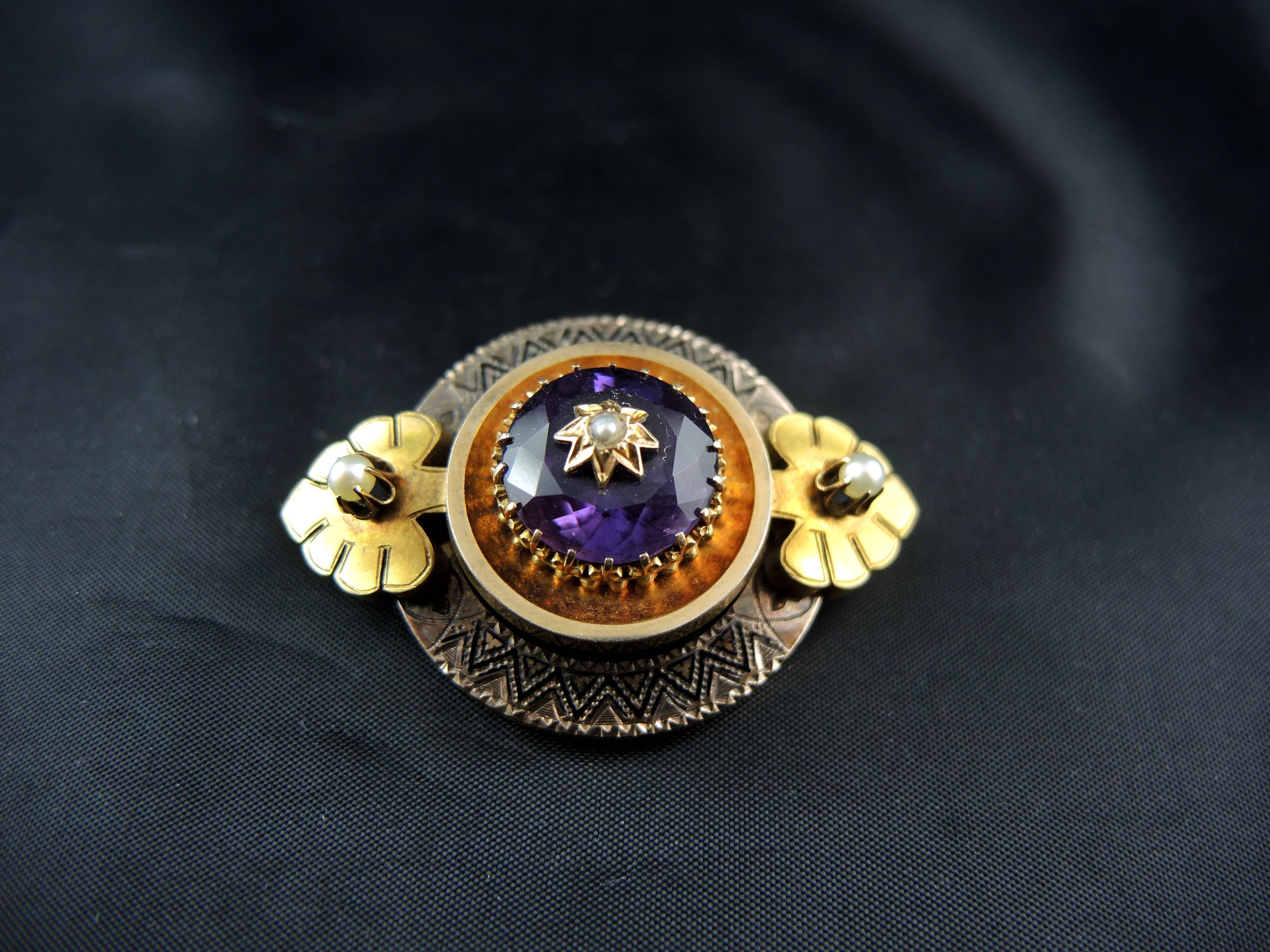 Superb 14kt gold enameled brooch with a 9kt pin (quality mark: scallop and clover) set with a stunning amethyst, and natural pearls.

The amethyst's color is exeptional, a beautiful vivid and intense purple.

Work from the 19th century, Napoléon