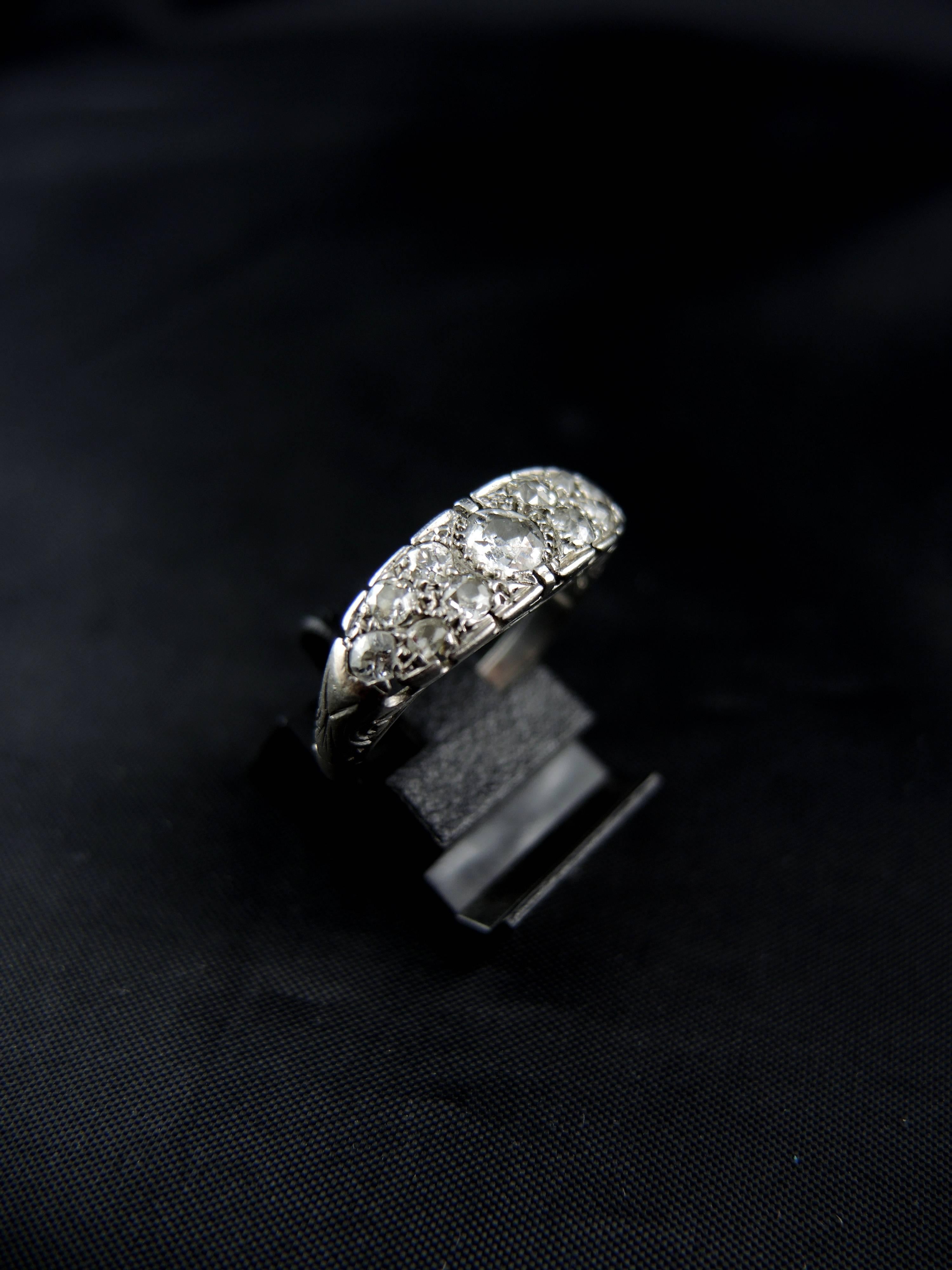 French Art Deco Diamond Platinum Band Ring, circa 1920 In Good Condition In Paris, FR