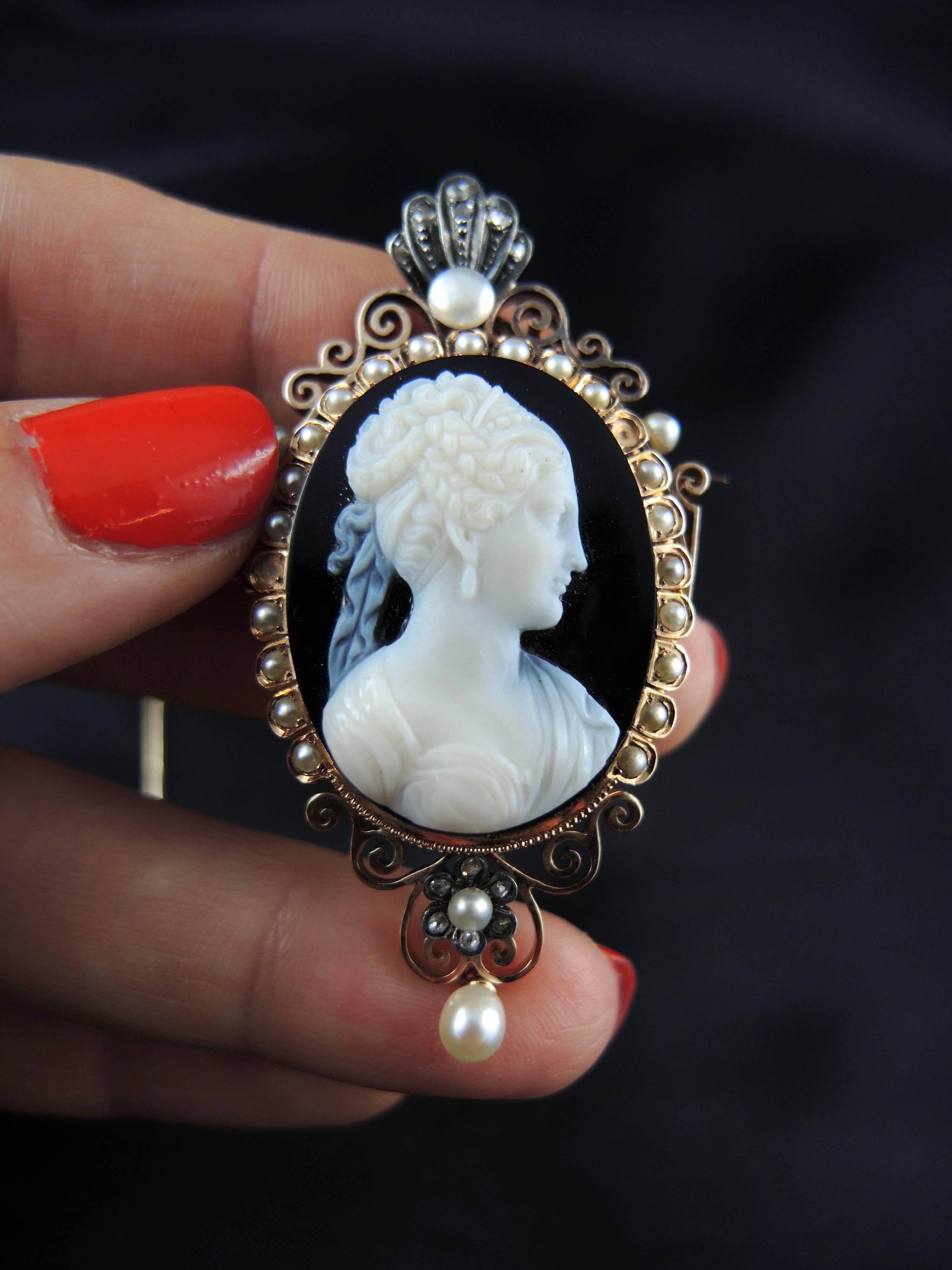 French Cameo Antique Brooch with Natural Pearls and Diamonds In Excellent Condition In Paris, FR