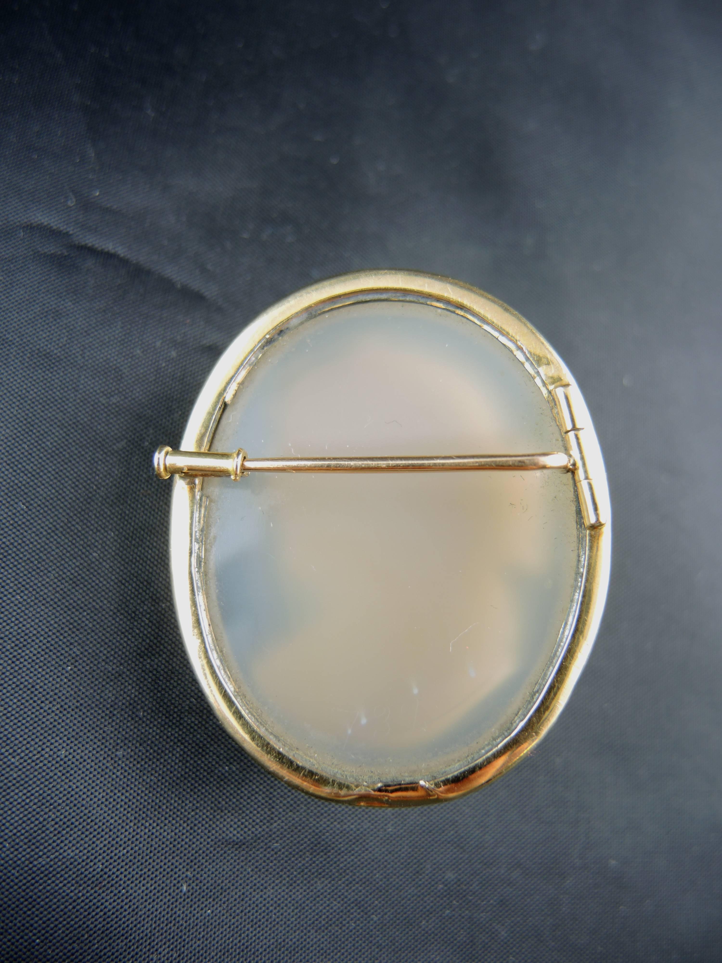 Antique Agate Cameo Brooch, 18 Karat Gold In Good Condition For Sale In Paris, FR