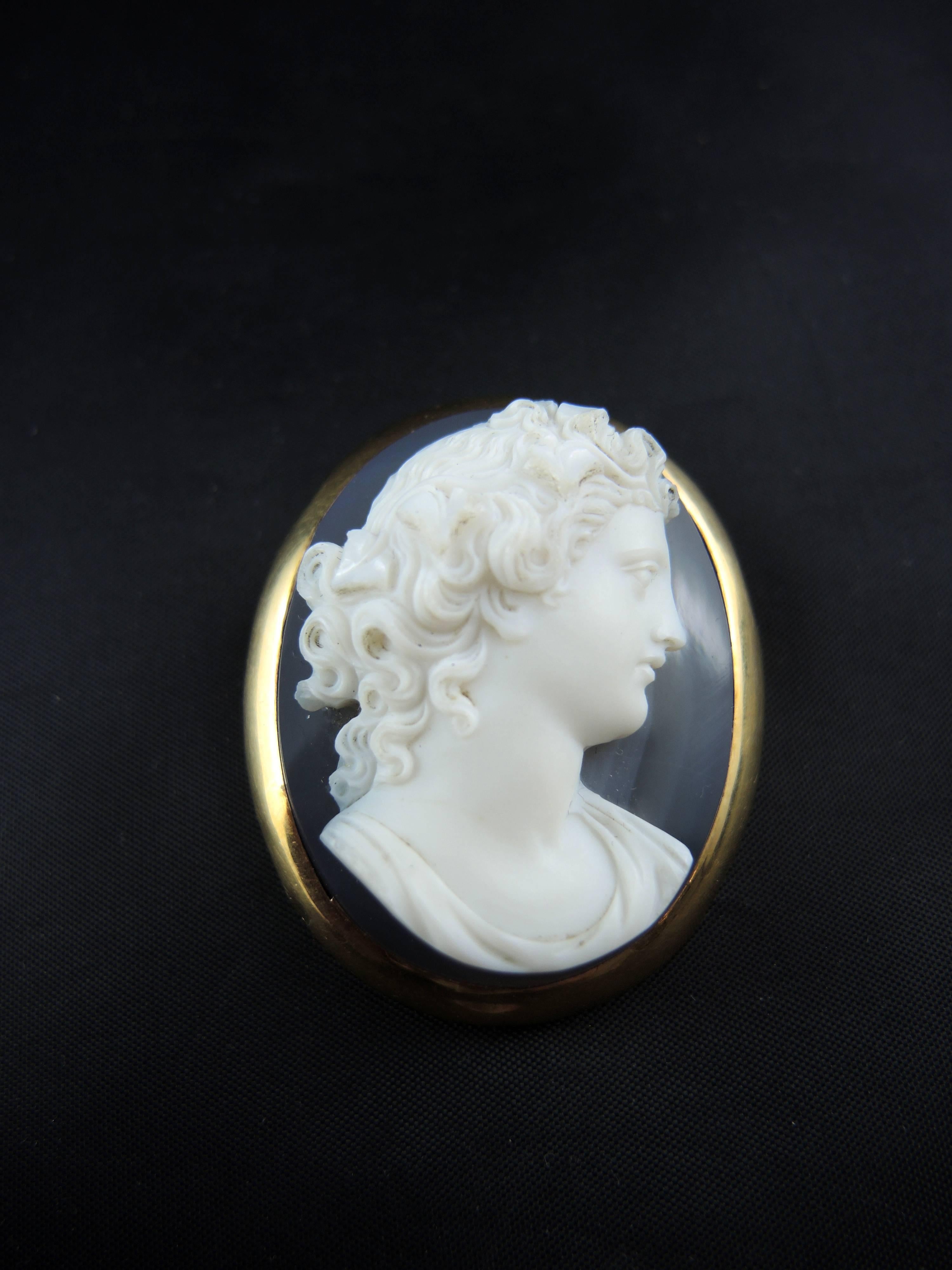 18kt gold brooch (quality mark: owl), set with a superb agate cameo portraying an antique woman.

Work from the 19th century.

Weight: 26,10g
Height: 4,50 cm
Width: 3,60 cm

State : little scratches and bump on the gold parts, visible on the