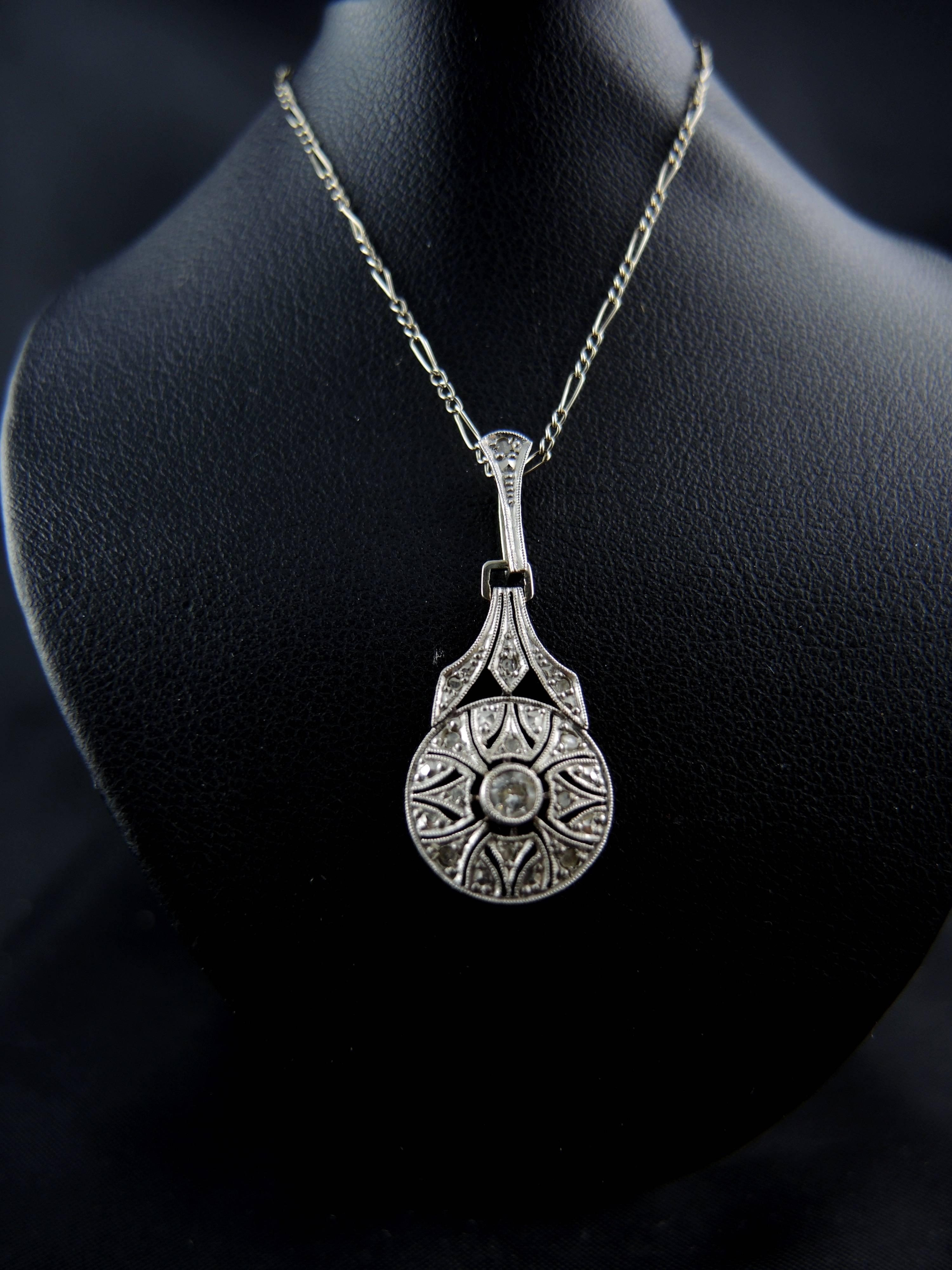 Antique 18kt white gold necklace (quality mark: head of eagle and owl) set with old and rose cut diamonds, which total weight is estimated around 0,25 ct.
 
Circa 1930, Art Deco.

Weight: 2,90 g
Chain's lenght: 42,00 cm
Pendant's high: 3,00