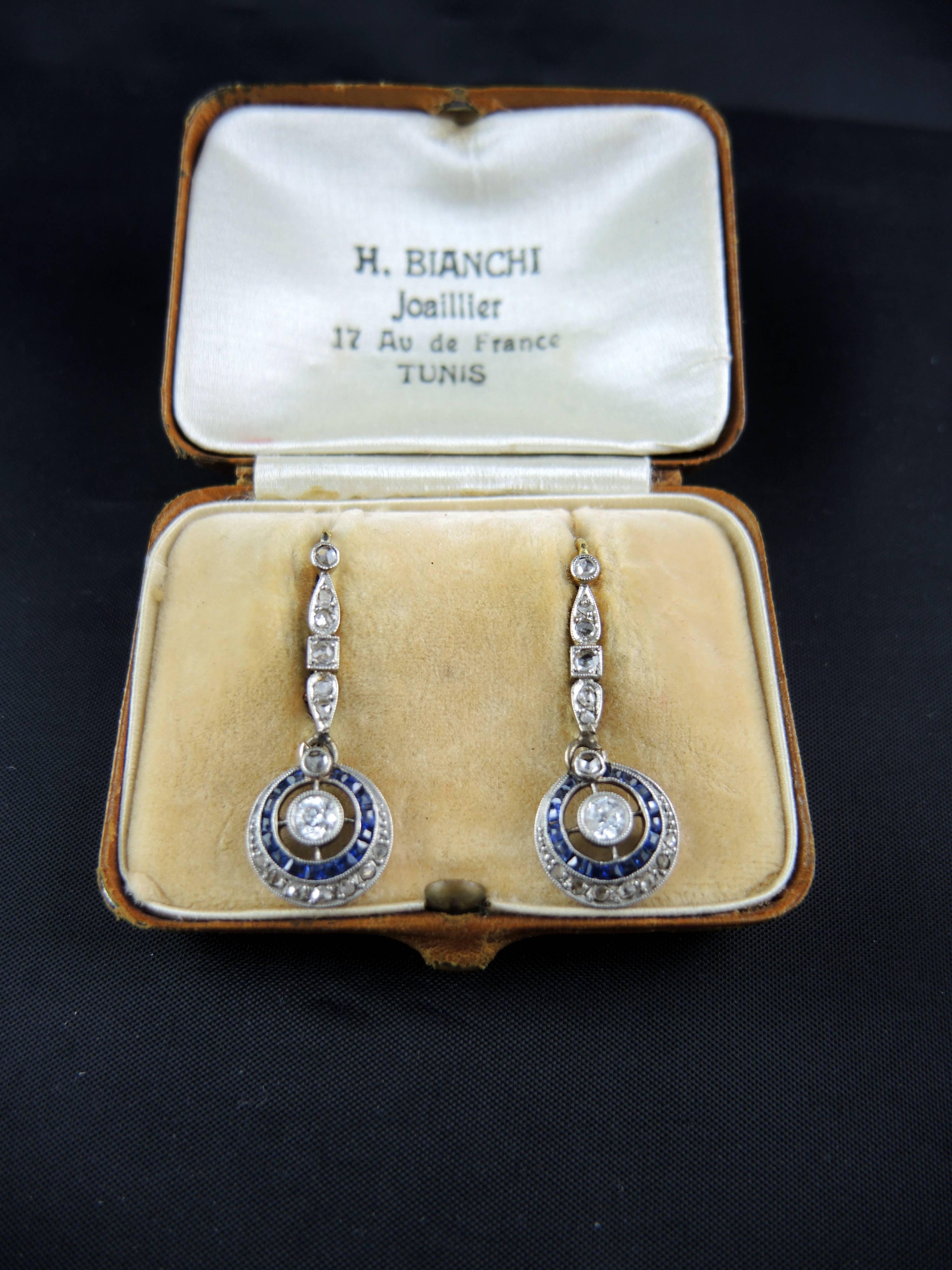 18kt gold antique french earrings (quality mark: head of eagle) set with sapphires, old and rose cut diamonds,

French work from the 20ies.

Weight: 4,00 g
Height: 3,00 cm

State : very little scratches on the gold parts, and light worn of the set,