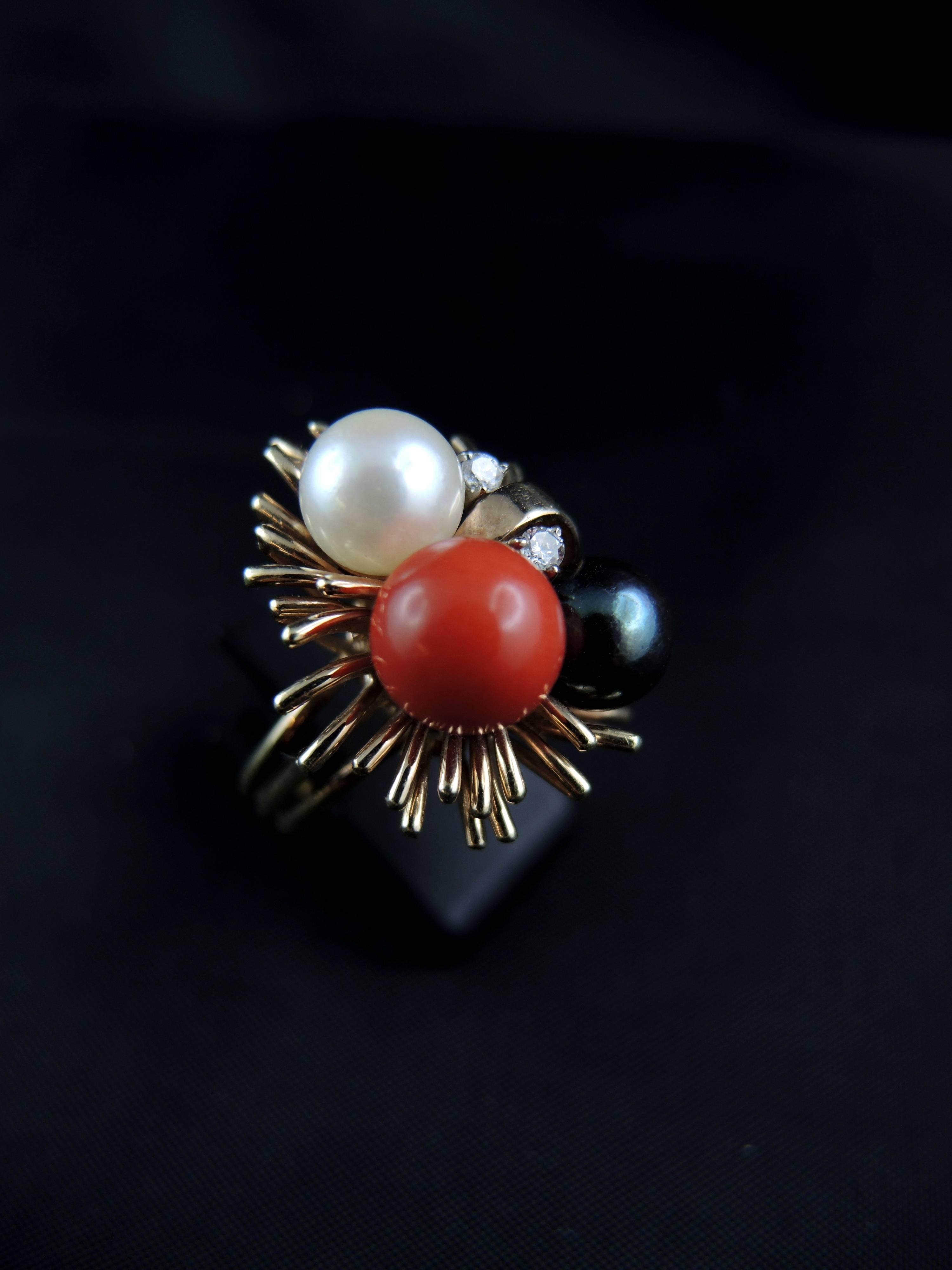 14kt yellow gold cocktail ring (quality mark: scallop) set with modern cut diamonds, coral, and cultured pearls.

Work from the 70ies.

Weight: 9,50 g
Ring size: 55 (diameter 17,50/ US size 7,20).

State : very little scratches on the gold parts,