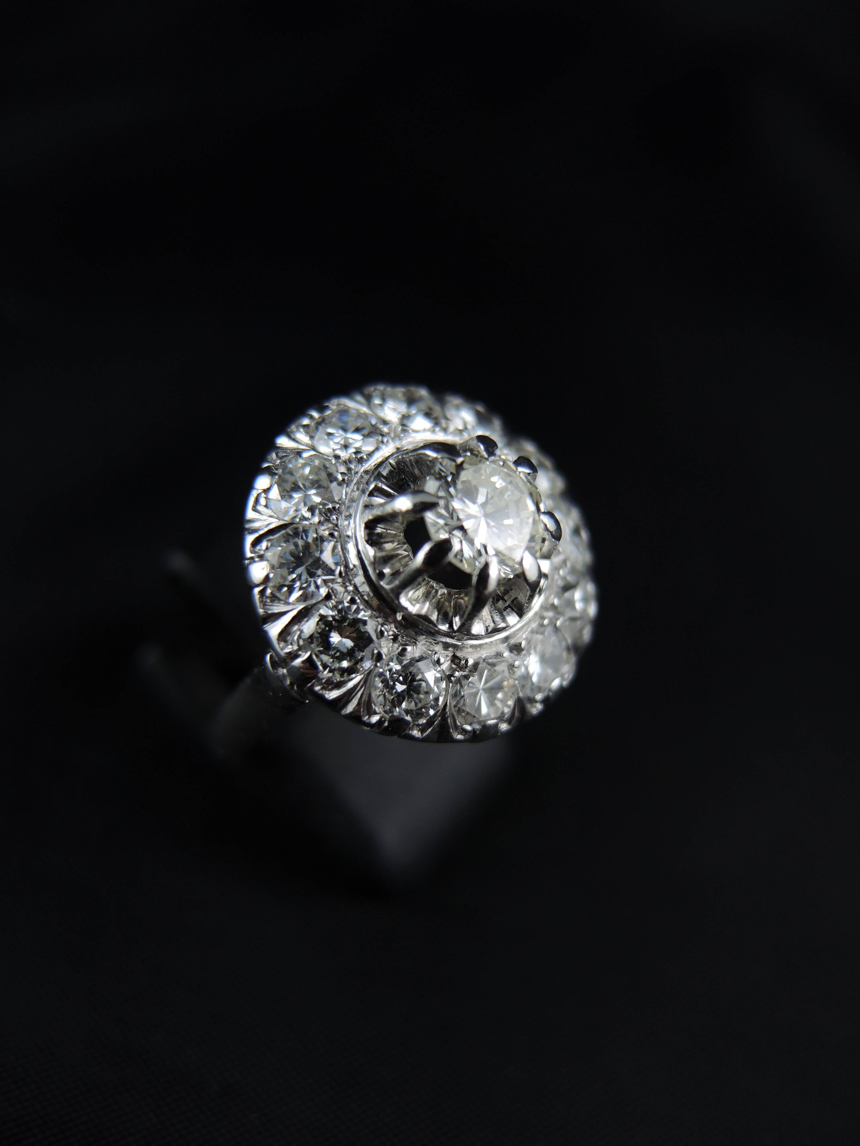 French Cocktail Cluster Ring, White Gold, Diamonds 0.75 + 1.60 Carat In Excellent Condition For Sale In Paris, FR