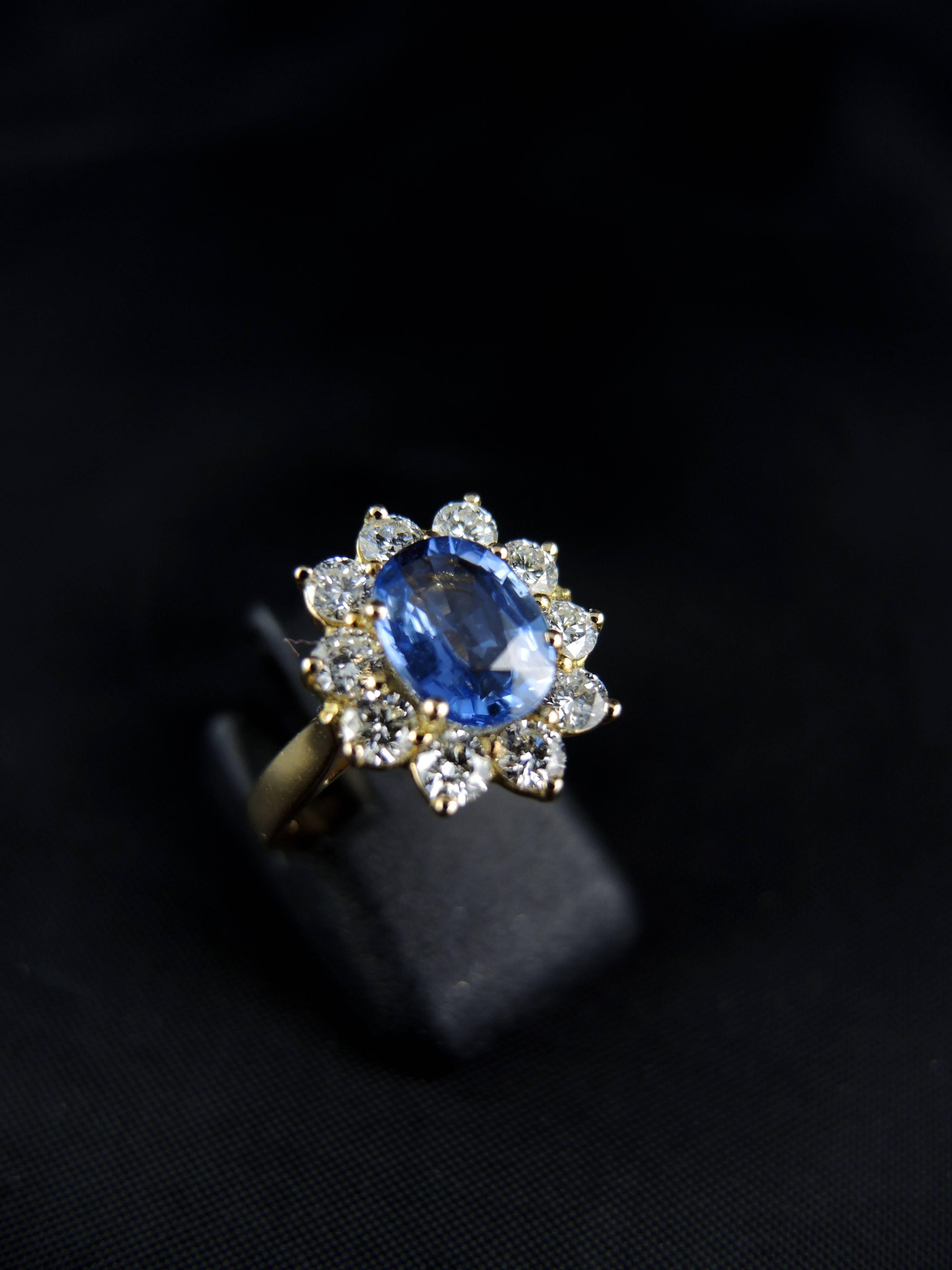 French Cluster Ring, Yellow Gold, Sapphire 0.80 Carat, Diamonds 0.80 Carat In Excellent Condition For Sale In Paris, FR