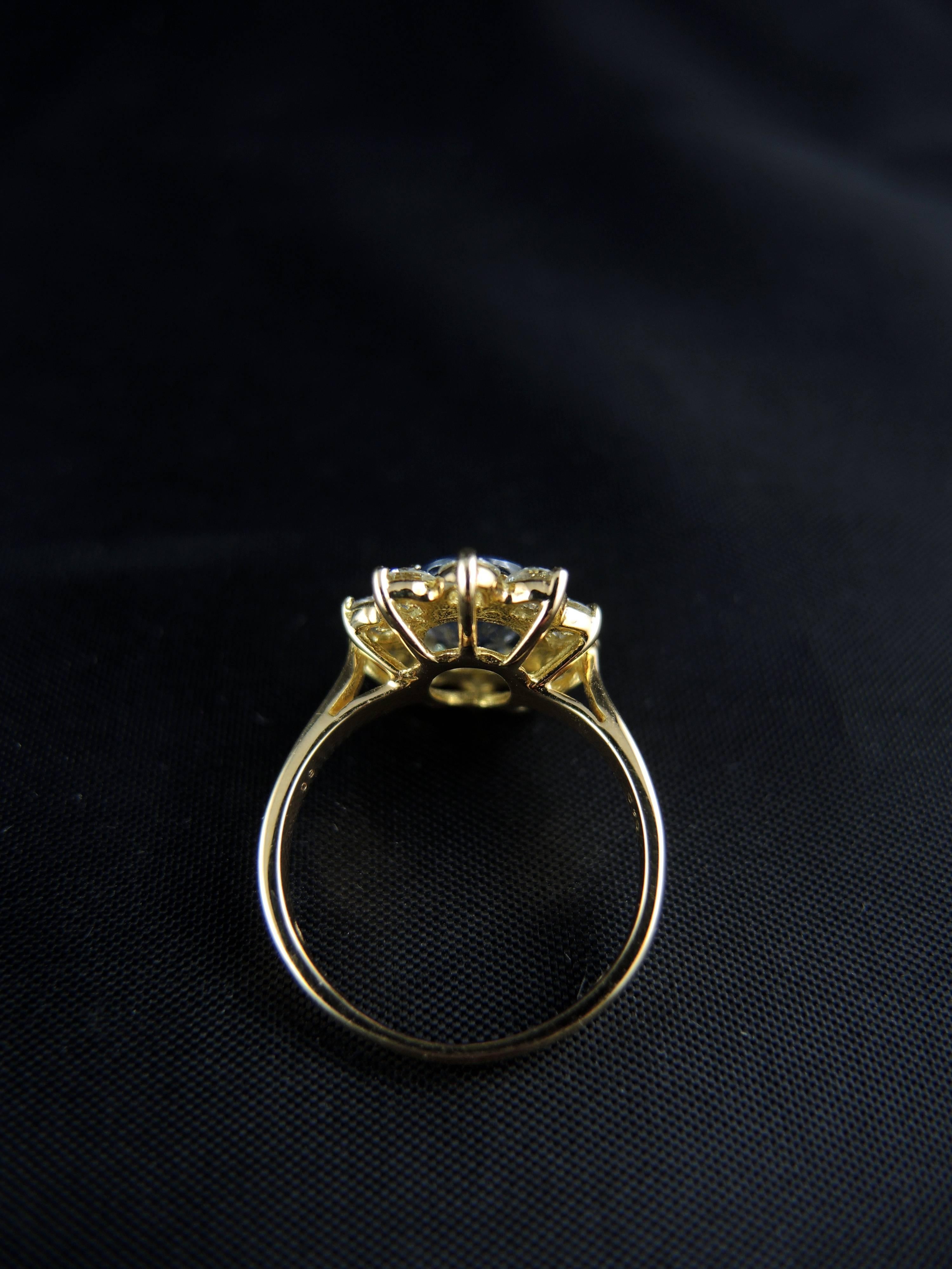 French Cluster Ring, Yellow Gold, Sapphire 0.80 Carat, Diamonds 0.80 Carat For Sale 1