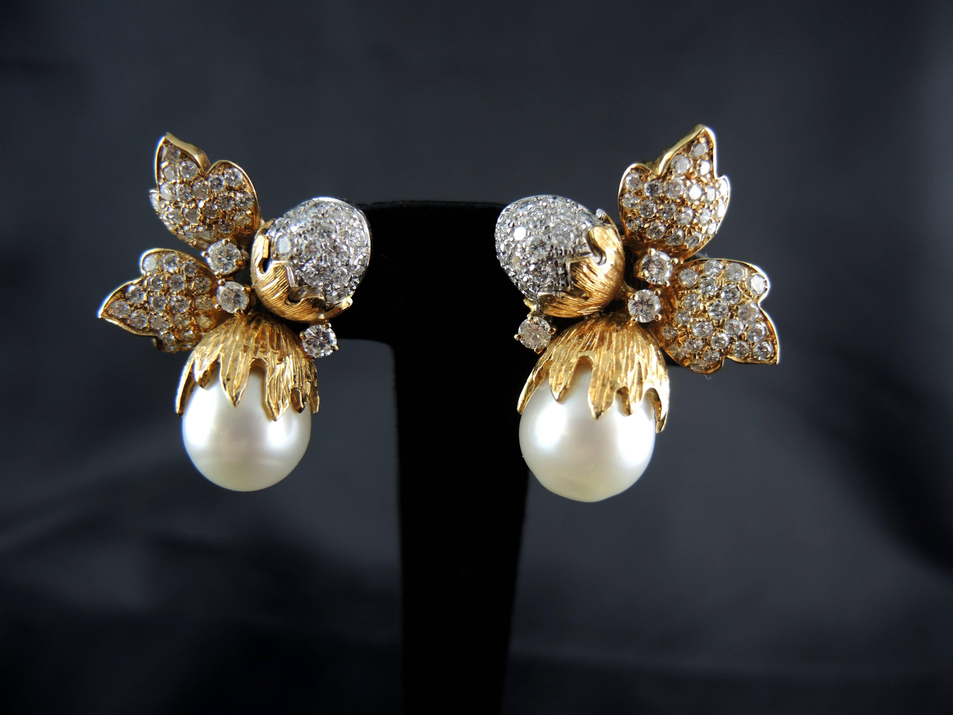 Incredible 18kt yellow and white gold hazelnuts' acorns and leaves earrings (quality mark: owl) set with modern brilliant cut diamonds, total weight apx 3,50 Cts, and two stunning pearls from the south sea.
A brooch similar to this model is also