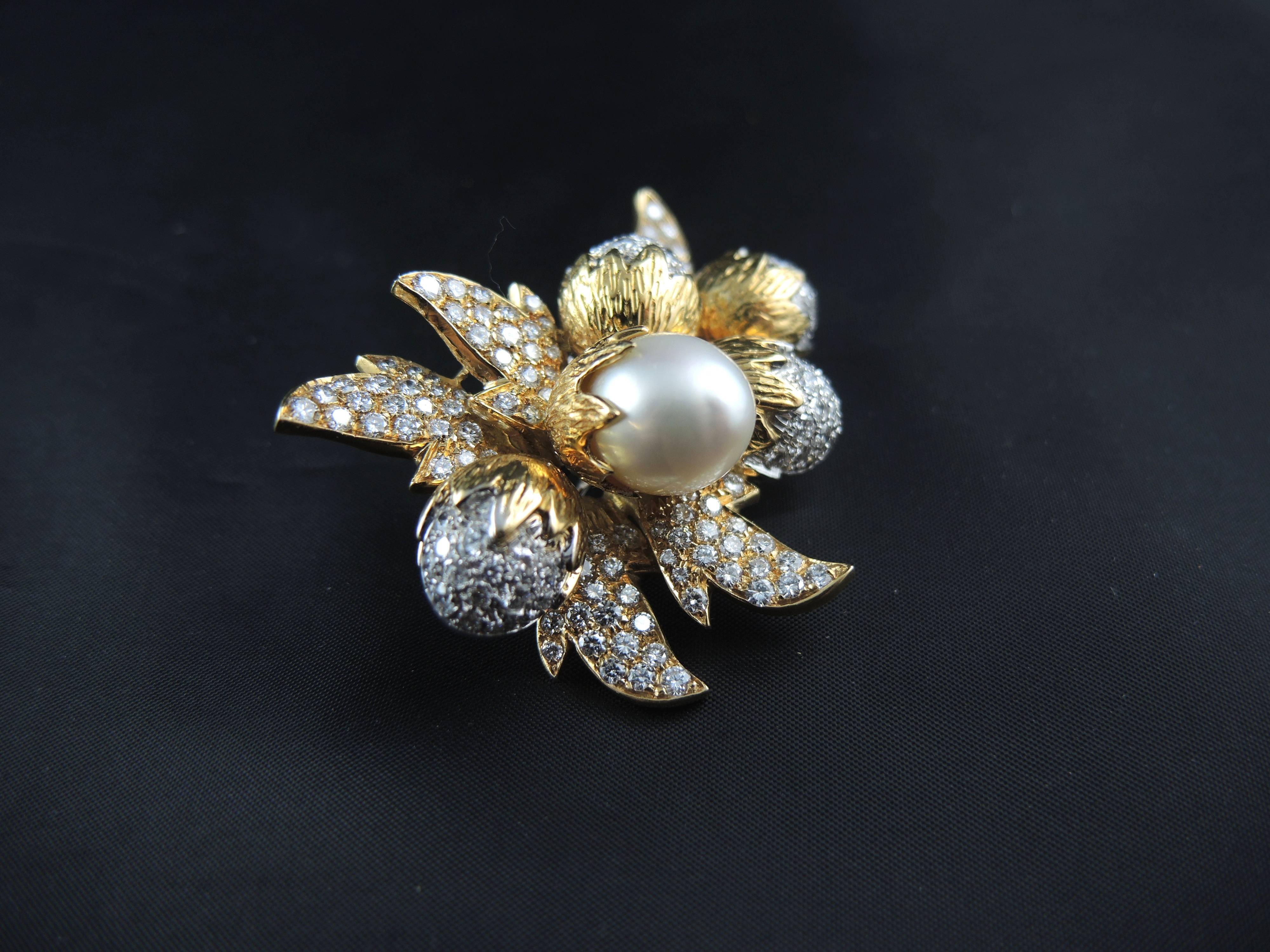 Incredible 18kt yellow and white gold hazelnuts' acorns and leaves brooch (quality mark: owl) set with modern brilliant cut diamonds, total weight apx 6,50 Cts, and a stunning pearl from the south sea.
A pair of earrings similar to this model is