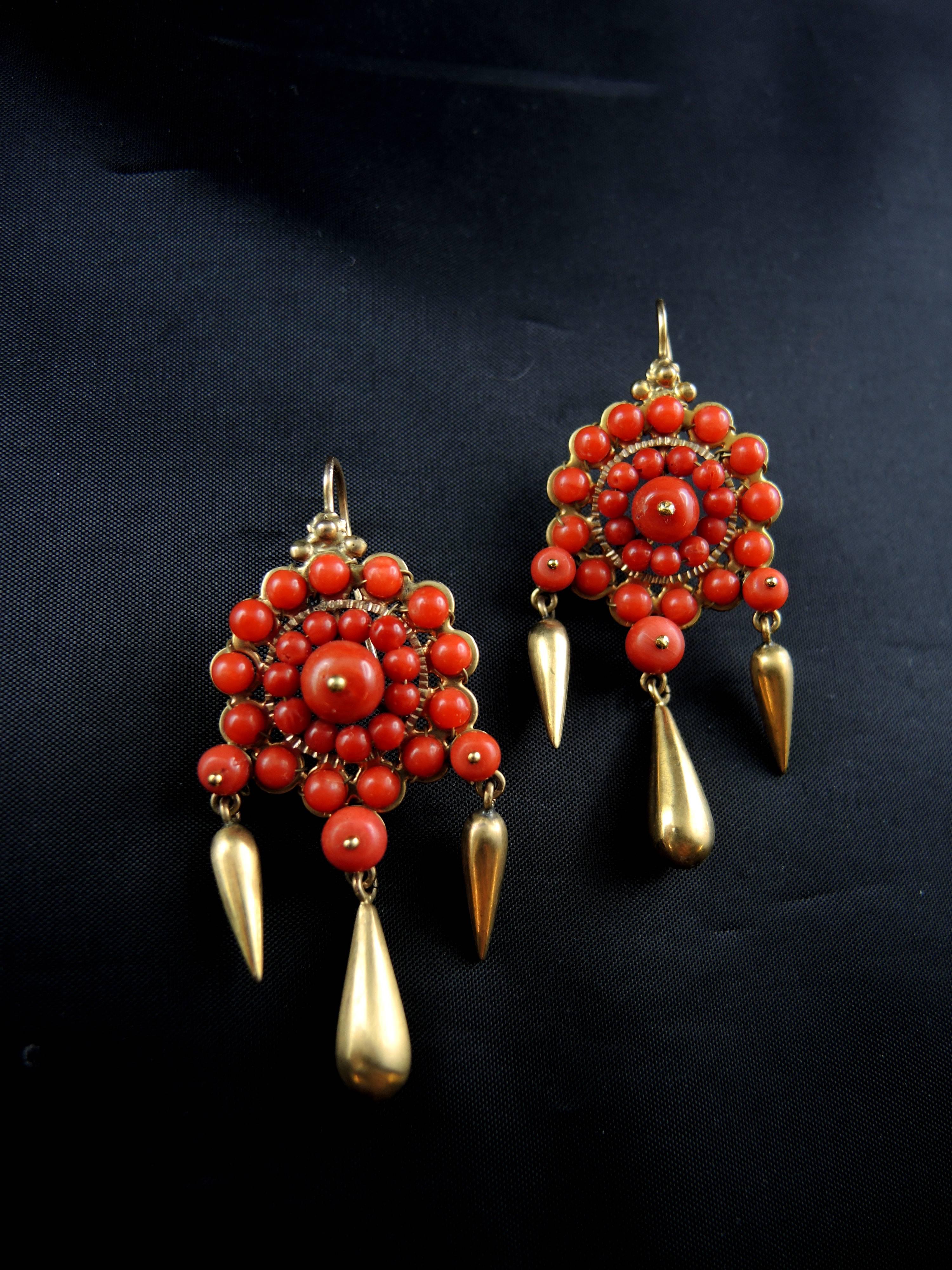 Stunning 9kt gold antique Chandelier Earrings (quality mark: clover) set with coral's pearls.

Italian work from the lat 19th century/ early 20th century.

Weight: 11,80 g
Height: 6,00 cm

State : very little scratches on the gold parts, and little