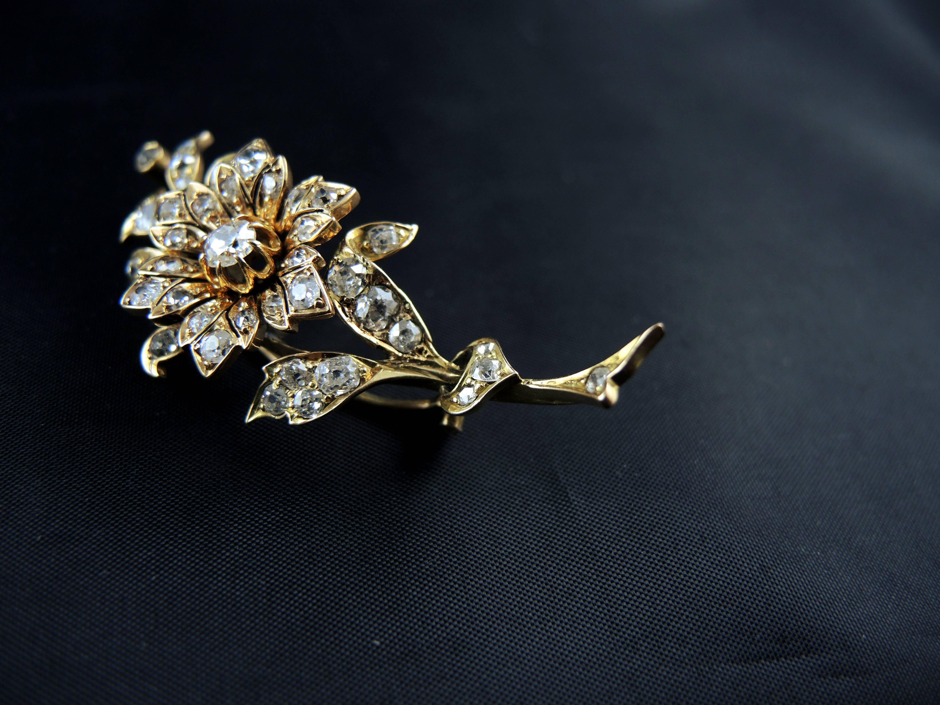 Napoleon III Era Flower Brooch Set With Diamonds 2.40 Carat In Good Condition For Sale In Paris, FR