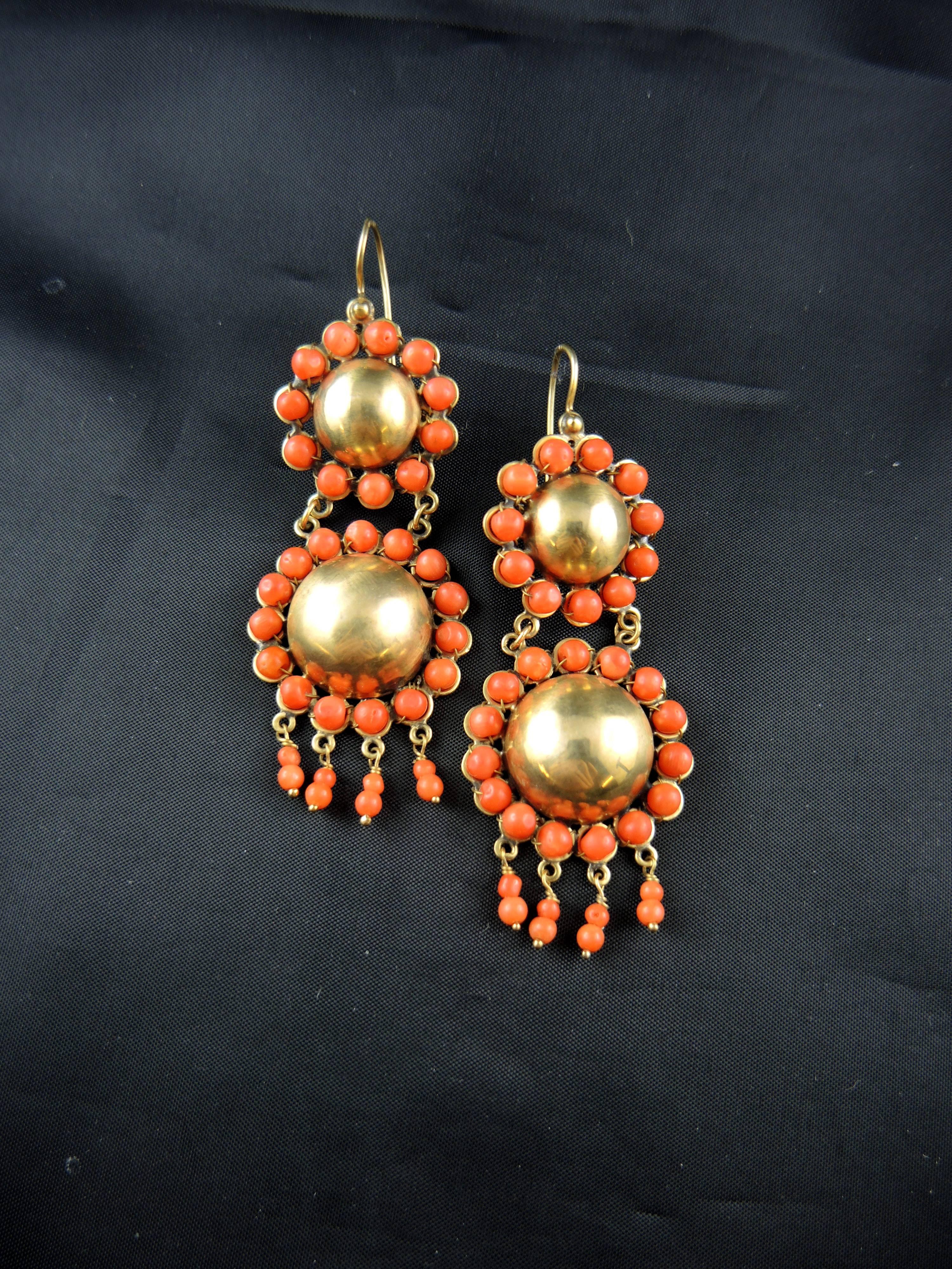 Stunning 9kt gold antique Chandelier Earrings (quality mark: clover) set half gold spheres surrounded with coral's pearls.

Italian work from the lat 19th century/ early 20th century.

Weight: 17,50 g
Height: 7,50 cm

State : very little scratches