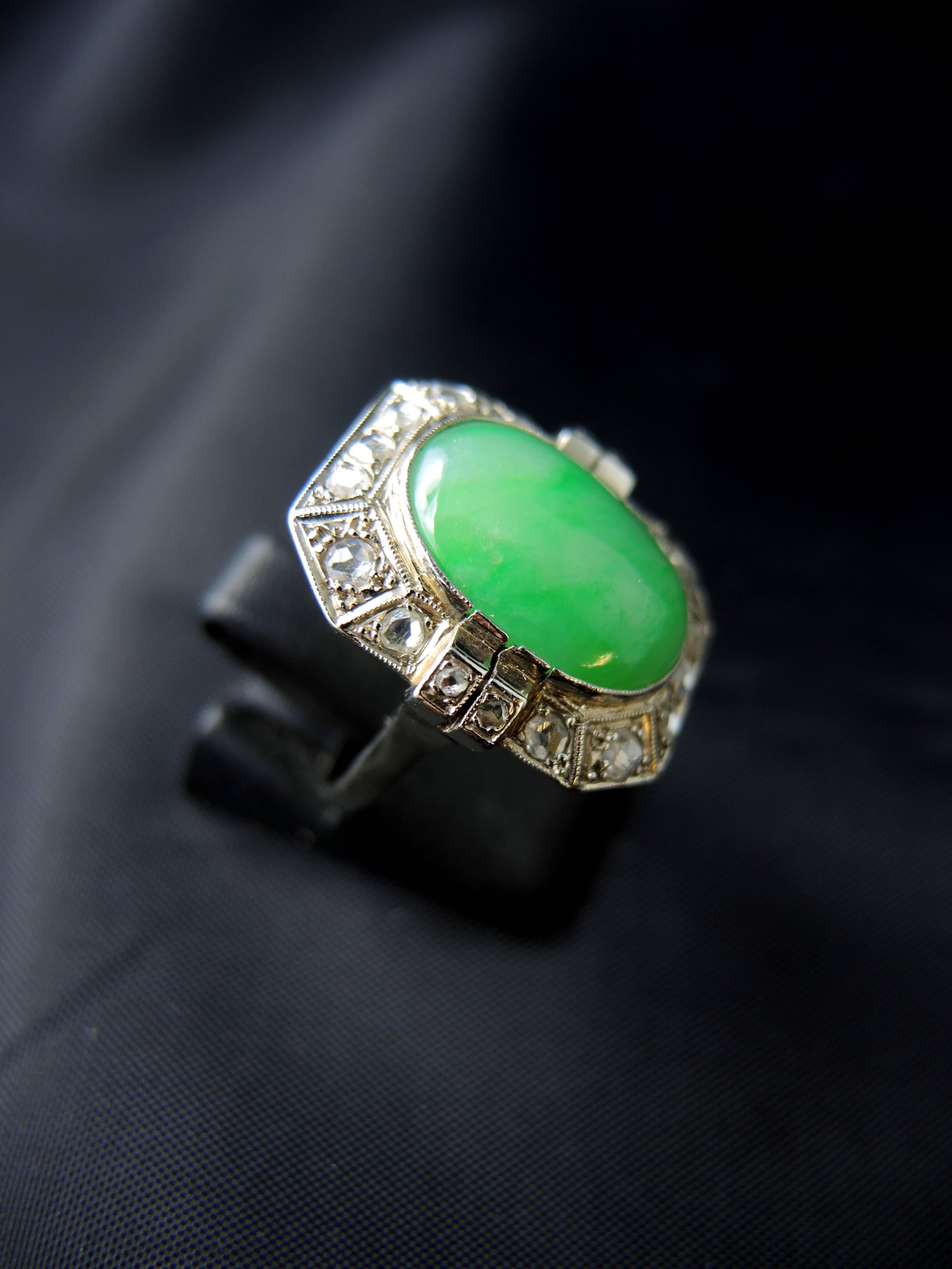 Art Deco French Diamonds and Imperial Jade Ring, circa 1930 In Good Condition In Paris, FR