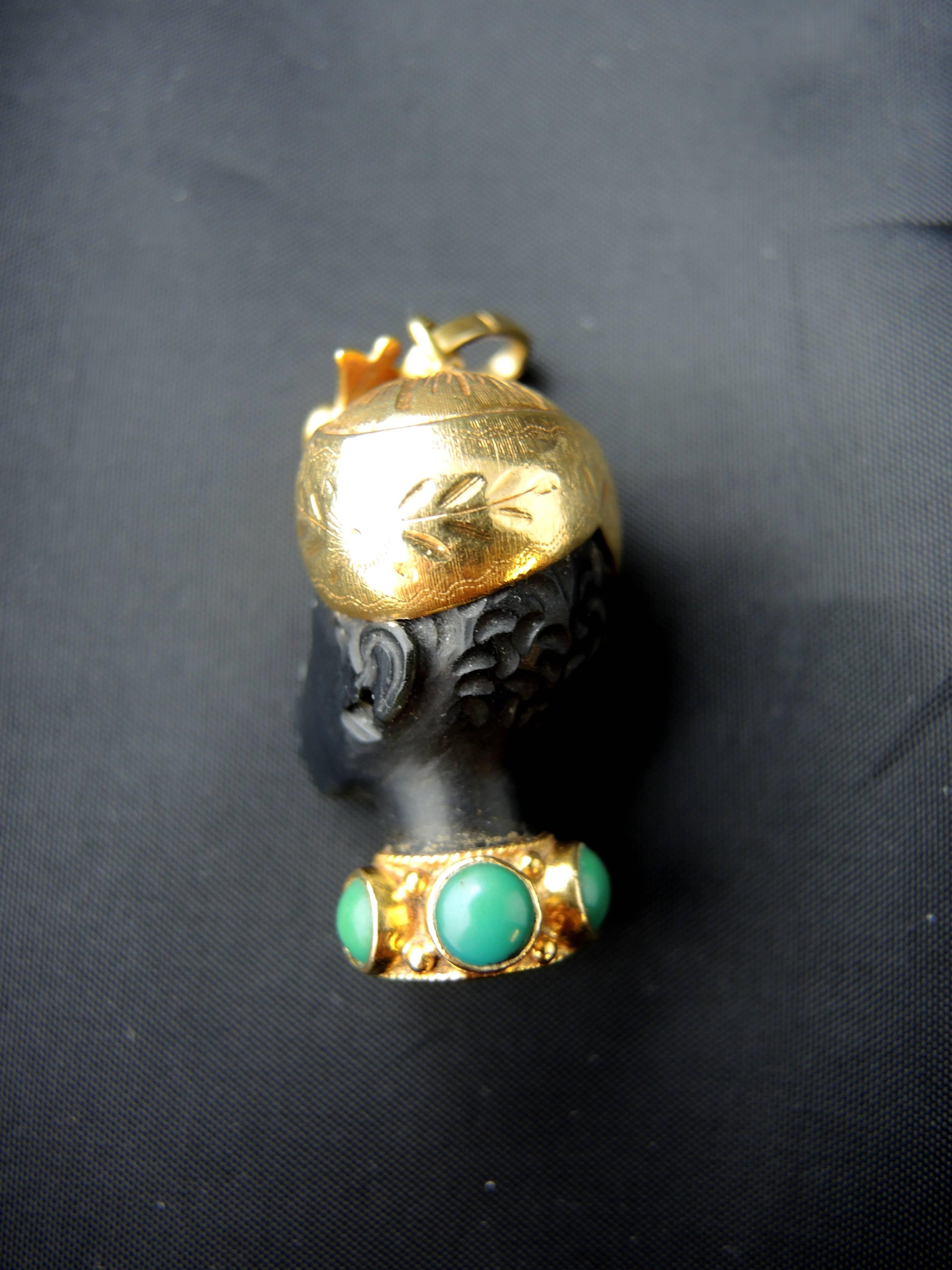 Vintage pendant showing the head of a Moors made of ebony, with a turban and a collar made of 18 Kt gold (hallmark: owl) set with turquoises' cabochon.

Circa 1960, with the Nardi spirit of design.

Weight: 16,60 g
Height: 4,50 cm

State : very