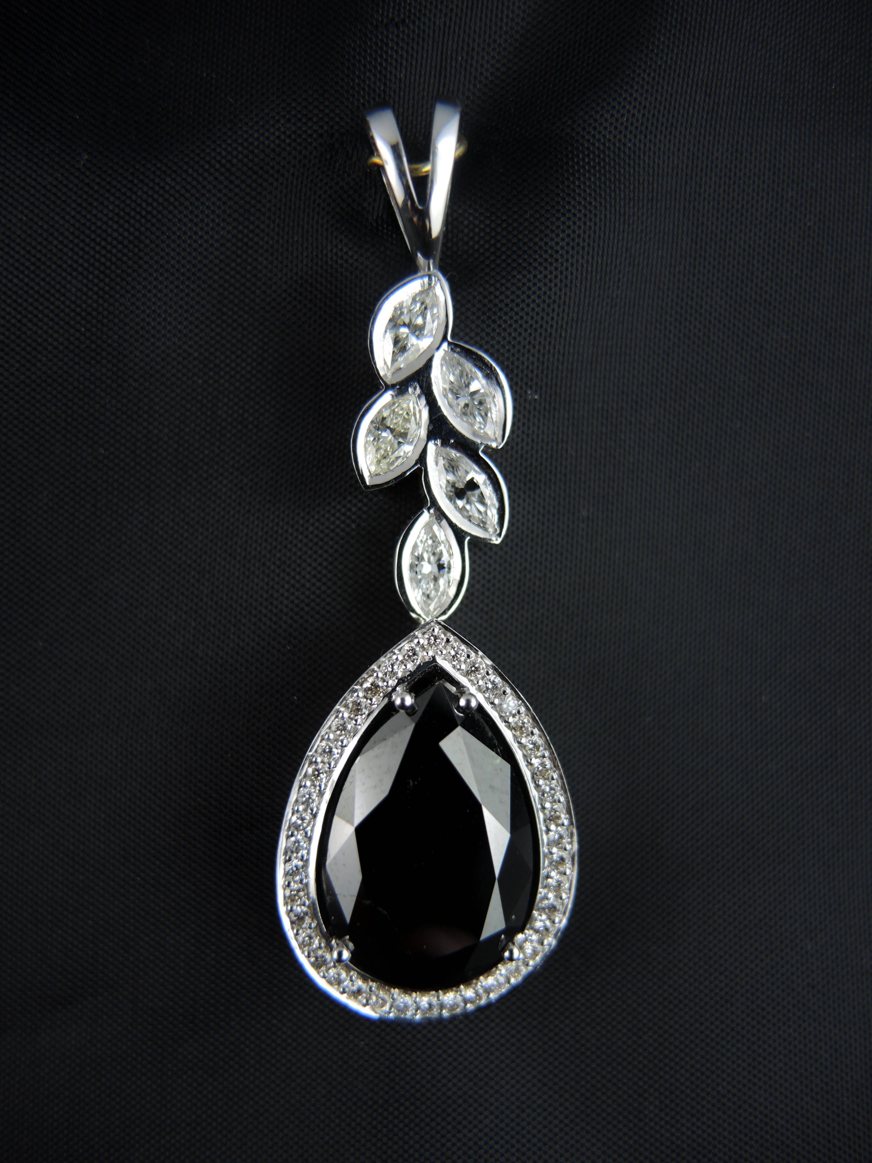 18 kt white gold pendant (quality mark: owl), set with an impressive pear shape black diamond weighing 7,73 cts, surrounded with round brilliant cut diamonds (total weight 0,33 ct), and marquise cut diamonds (total weight 1,26 ct).

