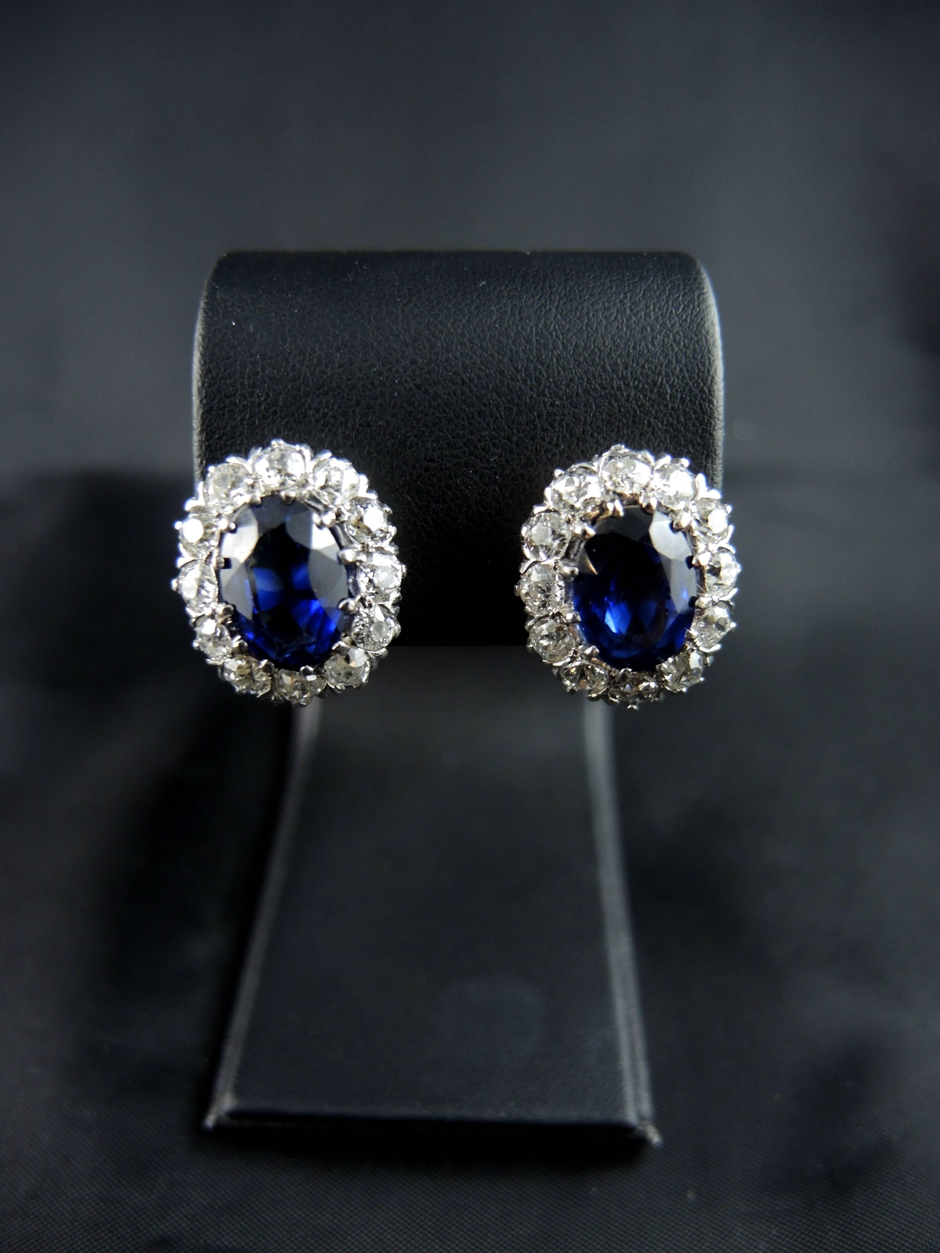 Superb cluster earrings set in platinium and yellow gold (quality mark: owl and Masacron) with prong set old cut diamonds, and royal blue sapphire, probably synthetic.
Total weighting of the diamonds: apx 4.50 CTS.