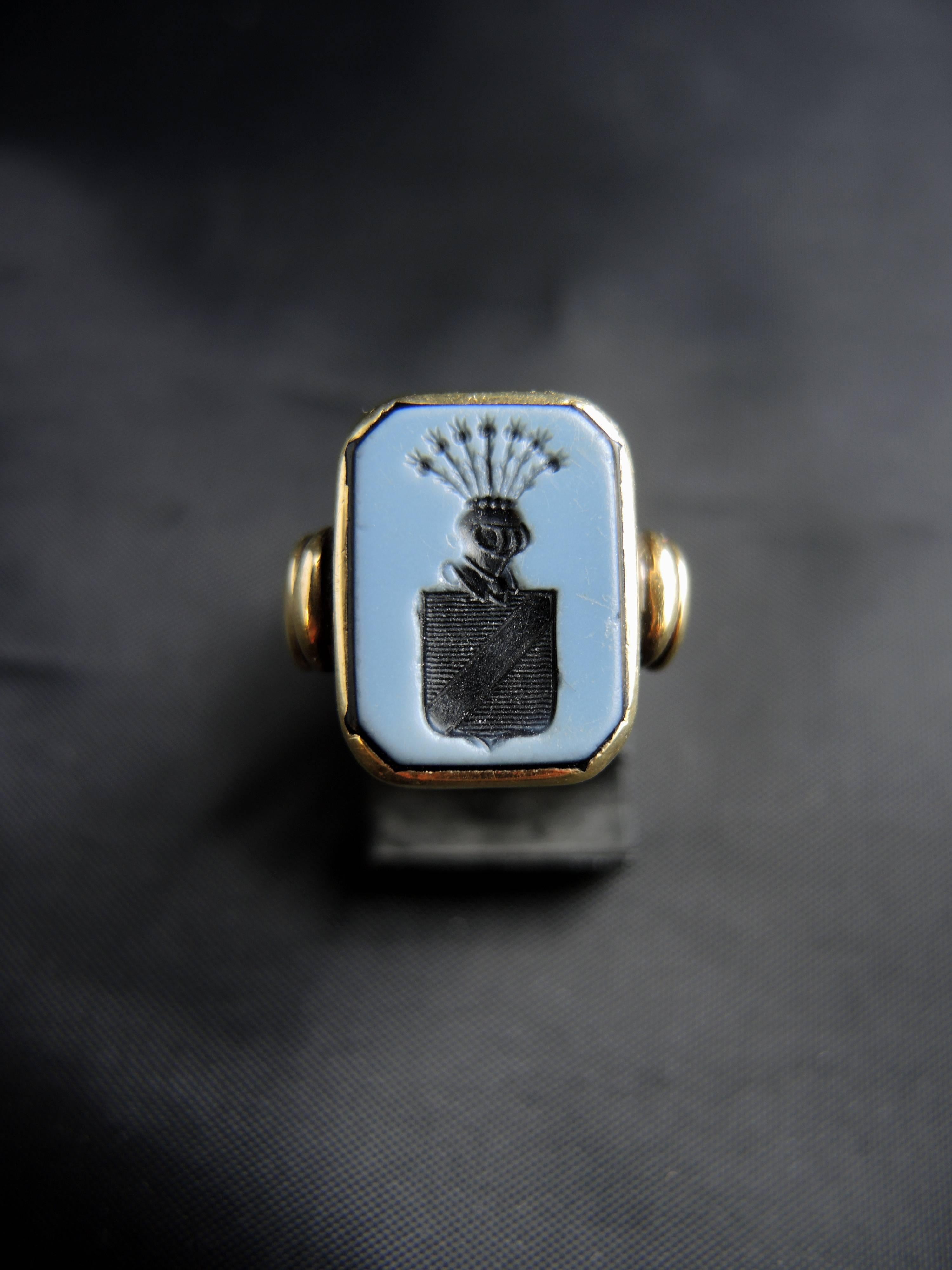 14kt gold signet ring (quality mark: scallop) with a nicolo cameo agate engraved of arms. 
Work from the 19th century.

Weight: 5,50g
Ring size: 56 (diameter 17/ US size 6,75)

State : little scratches on the gold parts, visible on the pictures.