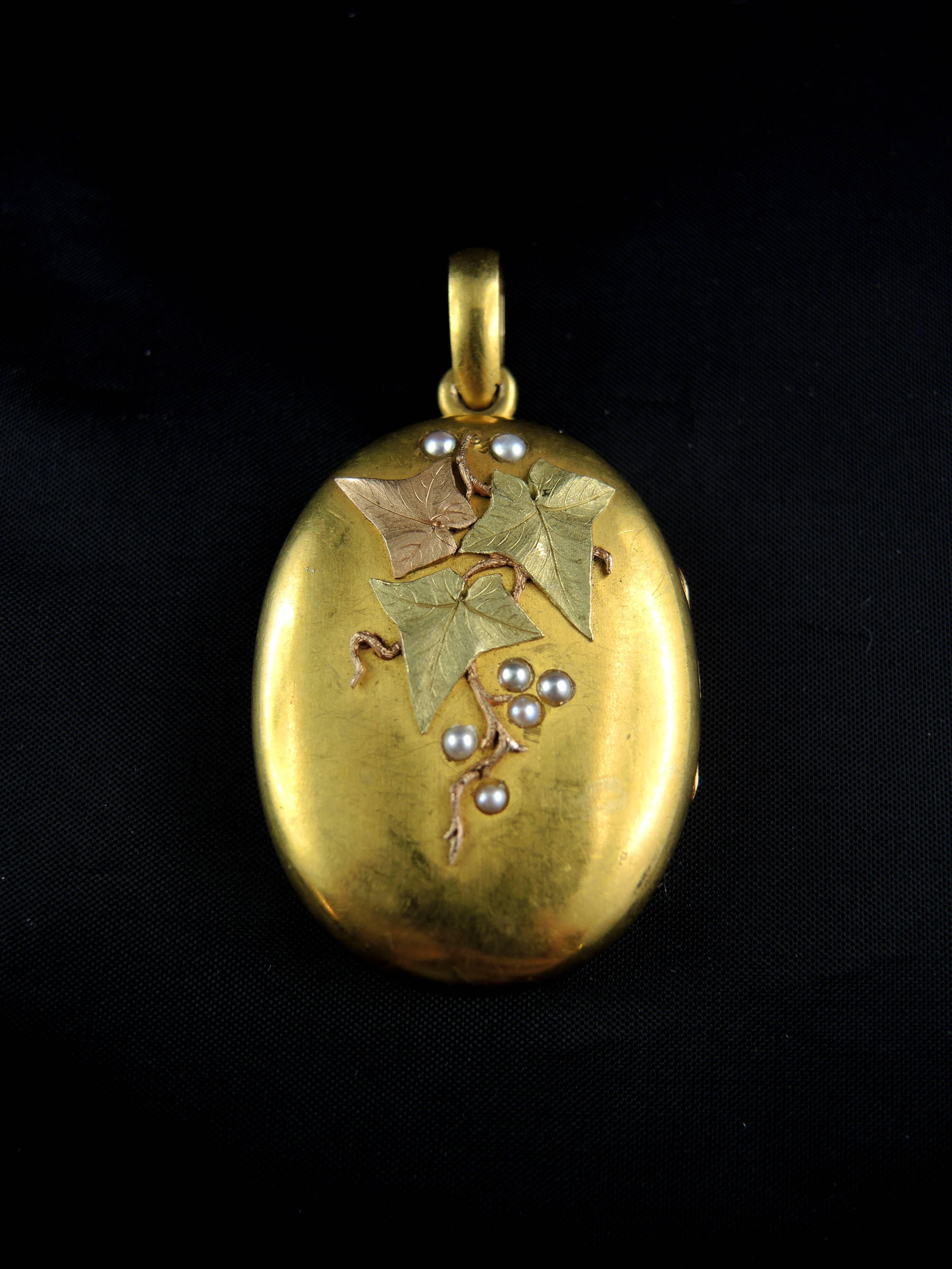 Antique 18 Kt yellow, green, and rose gold locket (quality mark: head of eagle) with vine leaf design, set with natural pearls.

French work from the 19th century.

Weight: 20,80 g
Height: 5,50 cm

State : little scratches on the gold parts, visible