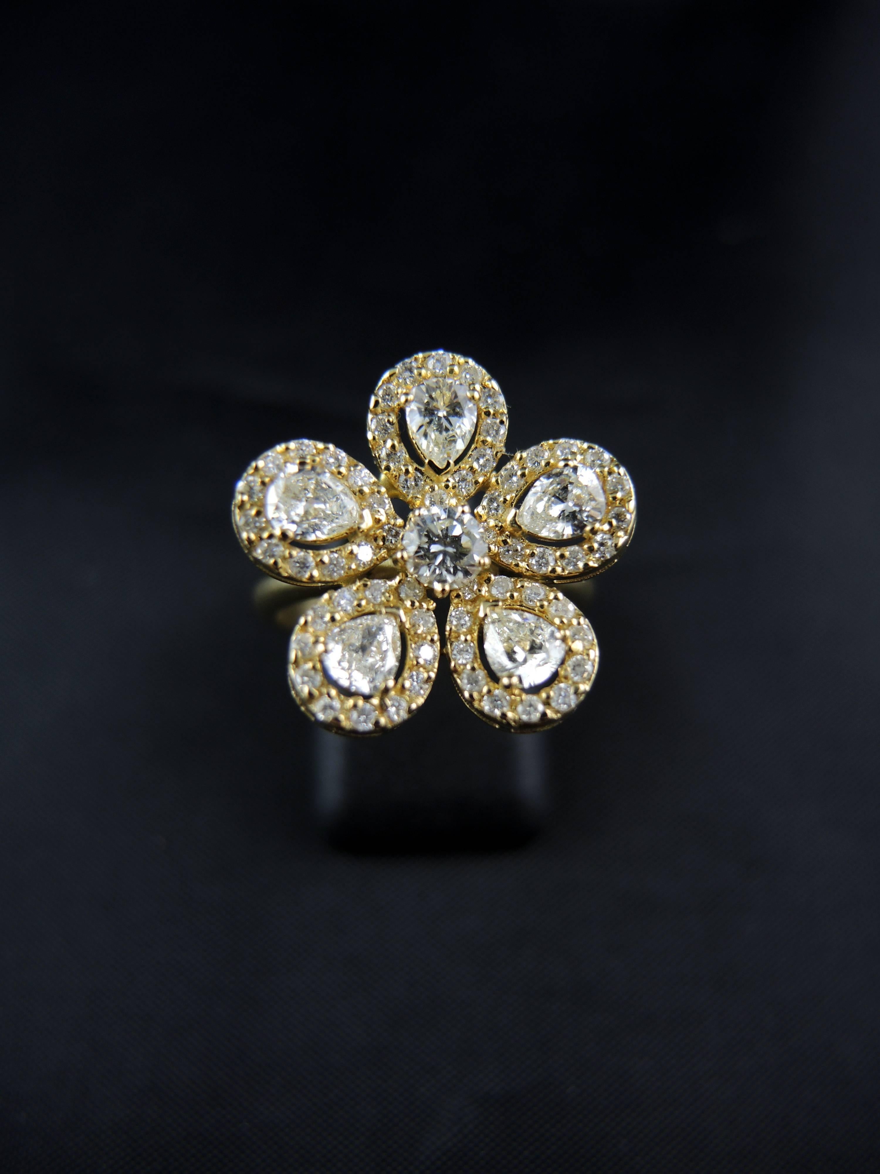 18kt yellow gold "flower" ring (quality mark: eagle's head) set with modern cut and pear shape diamonds, which total weight is estimated around 2,45 cts.  

Circa 2010.  
Weight: 6,10g 

Ring size: 54 (diameter 17,20/ US size 6.80).

Very