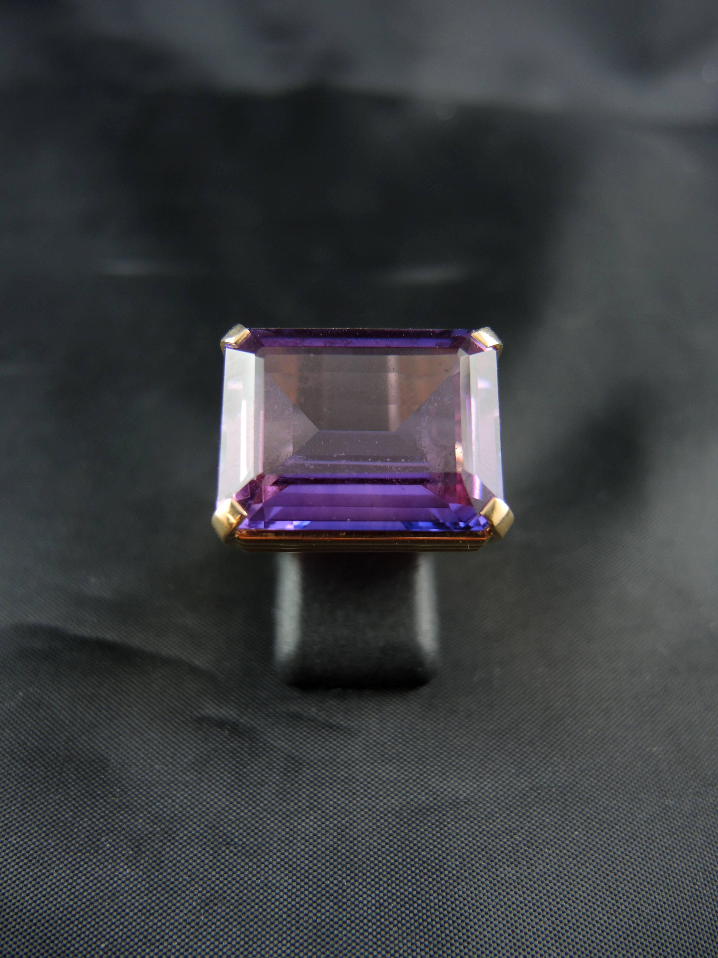 18Kt gold signet ring (quality mark: owl) with a stunning emerald cut amethyst.
The amehtyst is inclusion free, which explain why it cannot be natural certified, it may be a synthetic amethyst.

Circa 1975.

Weight: 17,80g
Ring size: 51 (diameter