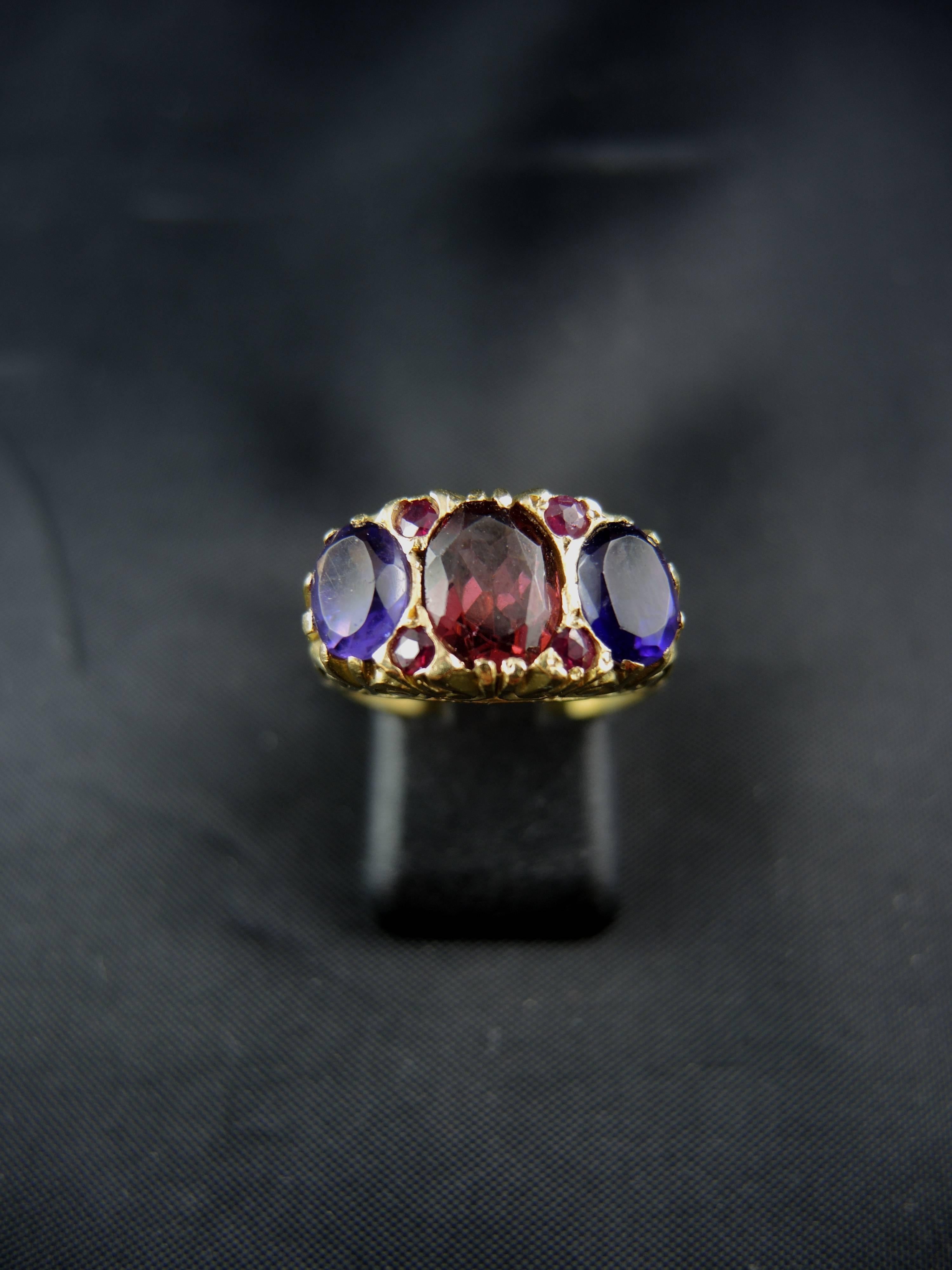 18kt yellow gold antique ring (quality mark: eagle's head) set with a central garnet, two amethysts, and four little rubies. 

French work from the 19th century.

Weight: 6,50 g
Ring size: 52 (diameter 16,50/ US size 6,00).

State : very little
