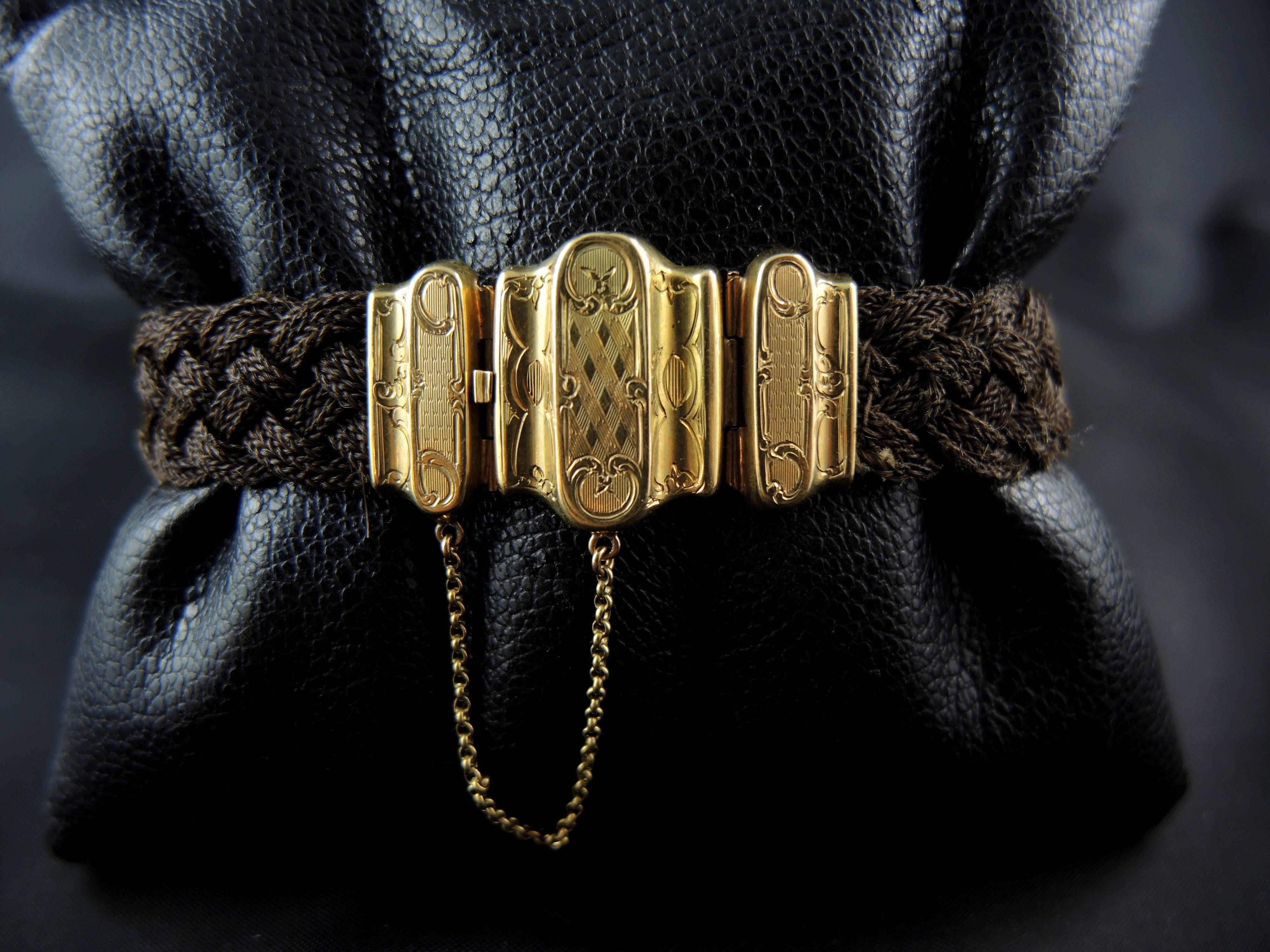 Antique bracelet with weaved hair, and 18kt yellow gold clasp (quality mark: eagle's head) engraved in its back with the letters 