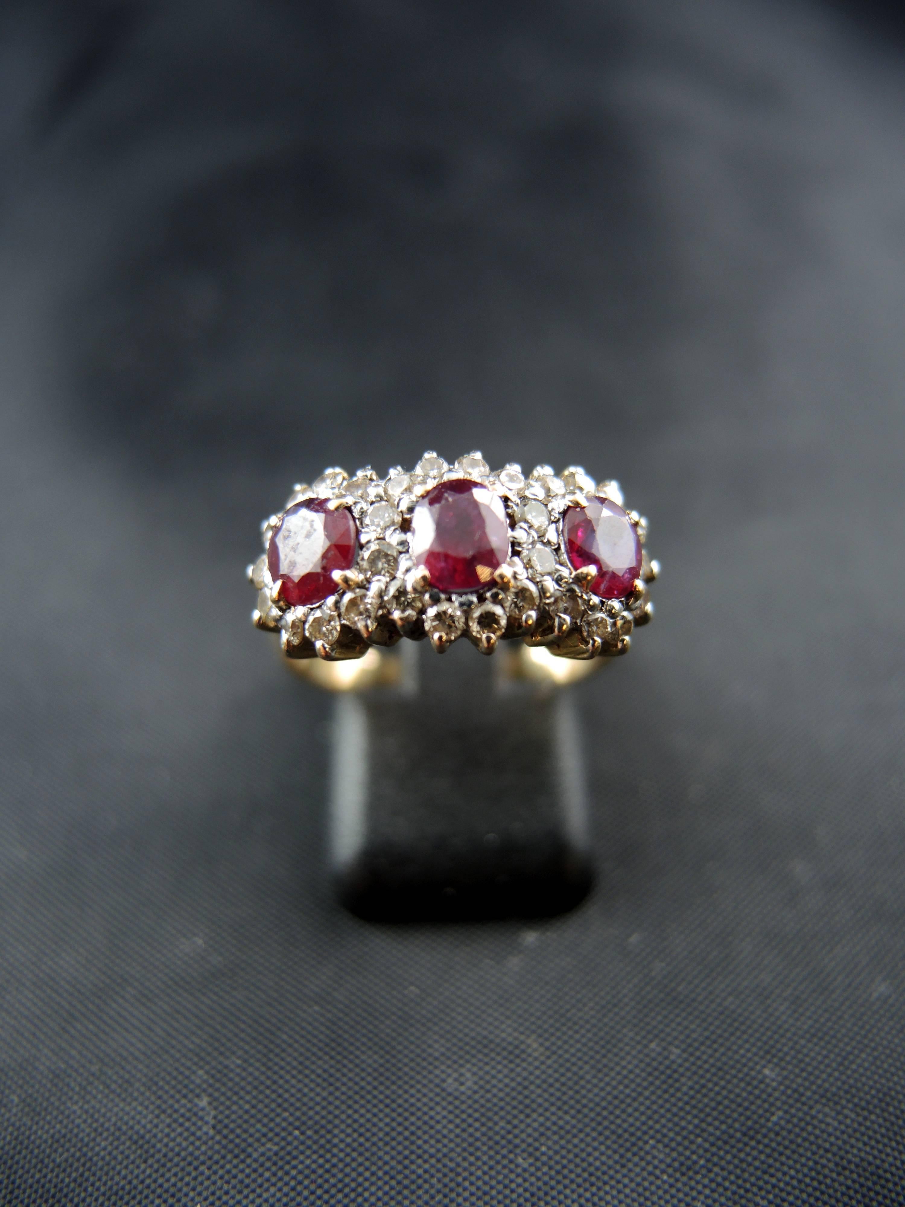 14kt yellow gold three-stone ring (quality mark: scallop) set with three rubies, which total weight is estimated around 1,00 Ct, and brilliant modern cut diamonds, which total weight is estimated around 0,30 Ct.

Modern work.

Weight: 4,40 g
Ring