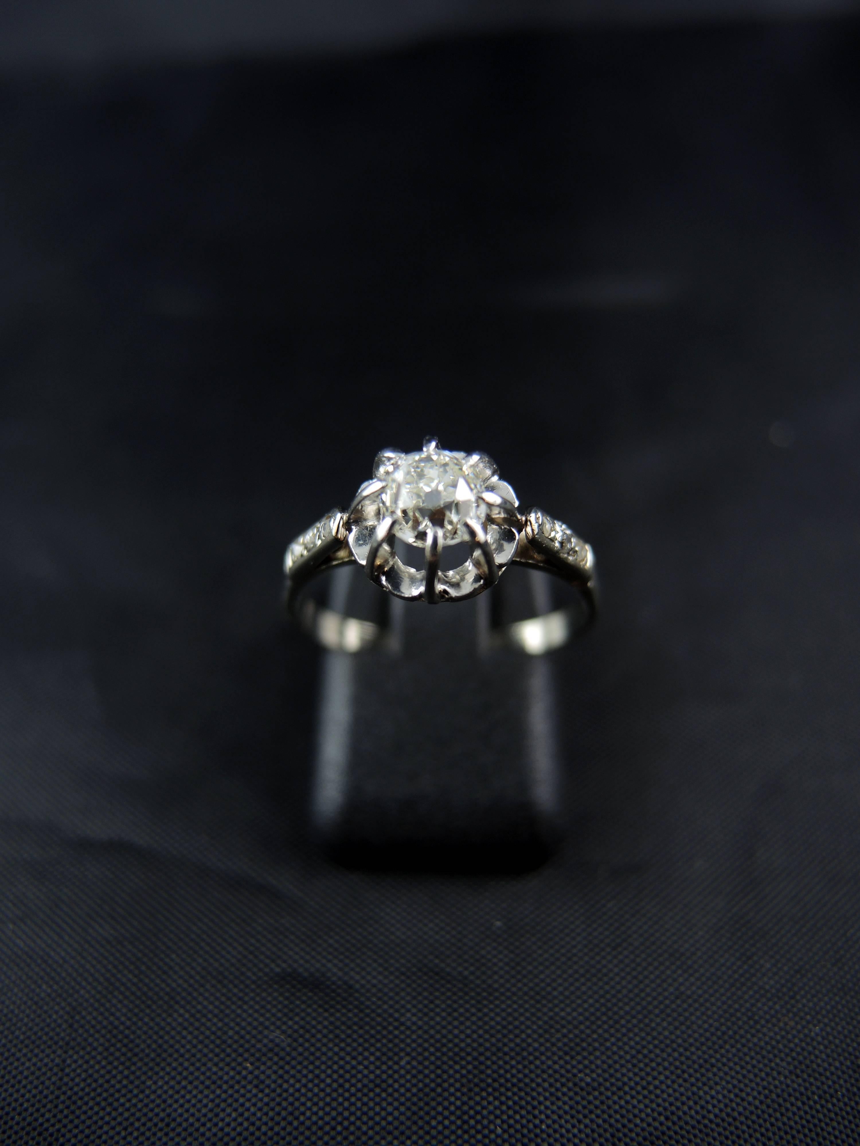 Engagment solitaire white gold and platinium ring (quality mark: owl and mascaron) set with a central old cut diamond, which weight is estimated around 0.50 Ct, and rose cut diamonds.

Circa 1930, Art Deco.

Weight: 2,40g
Ring size: 54 (diameter