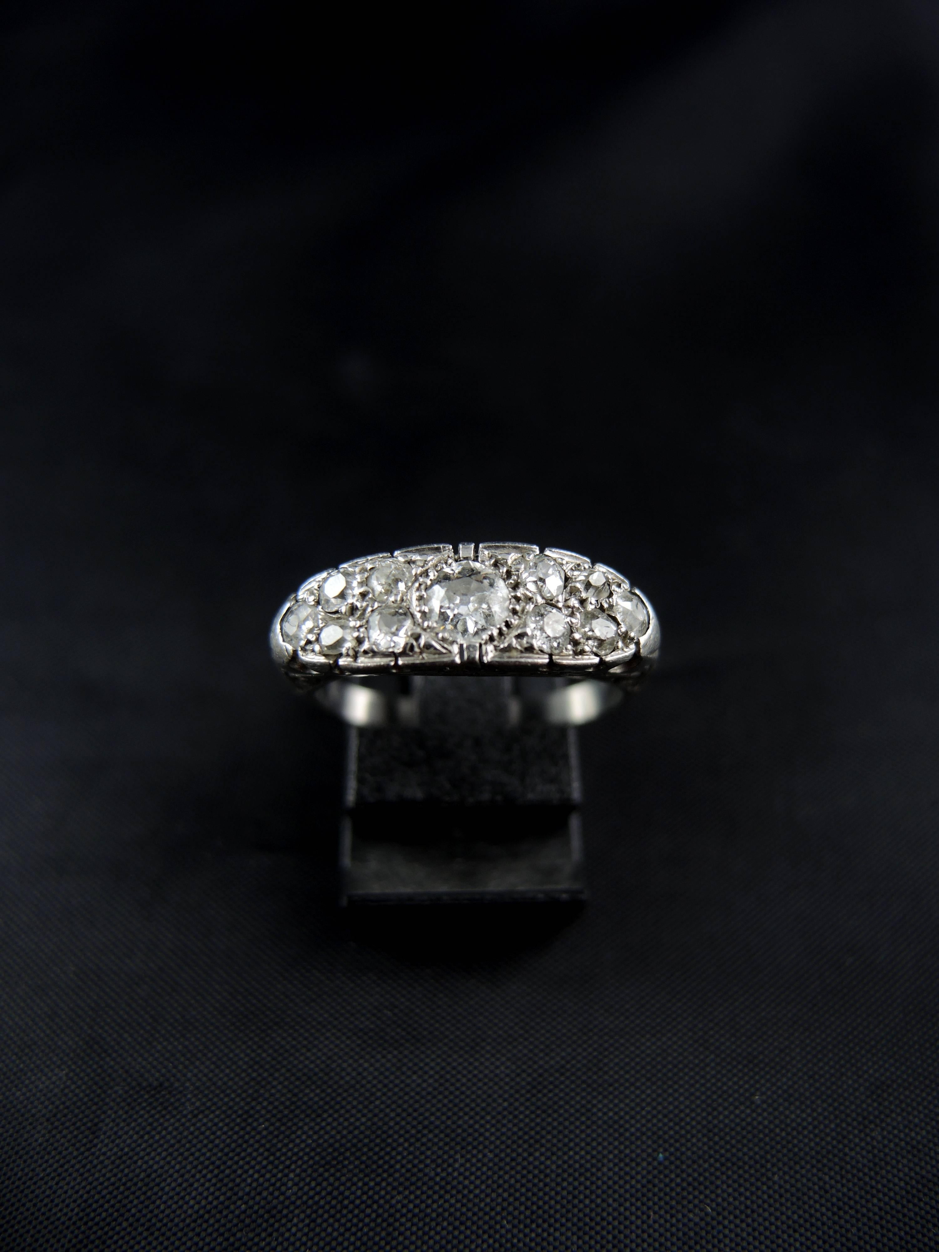 Platinium band ring (quality mark: dog's head) set with old cut diamonds, which total weight is apx 1,00 Ct.

Art Déco french work circa 1920.

Weight: 4,30 g
Ring size: 54 (diameter 17,25/ US size 6,80).

State : very little scratches on the