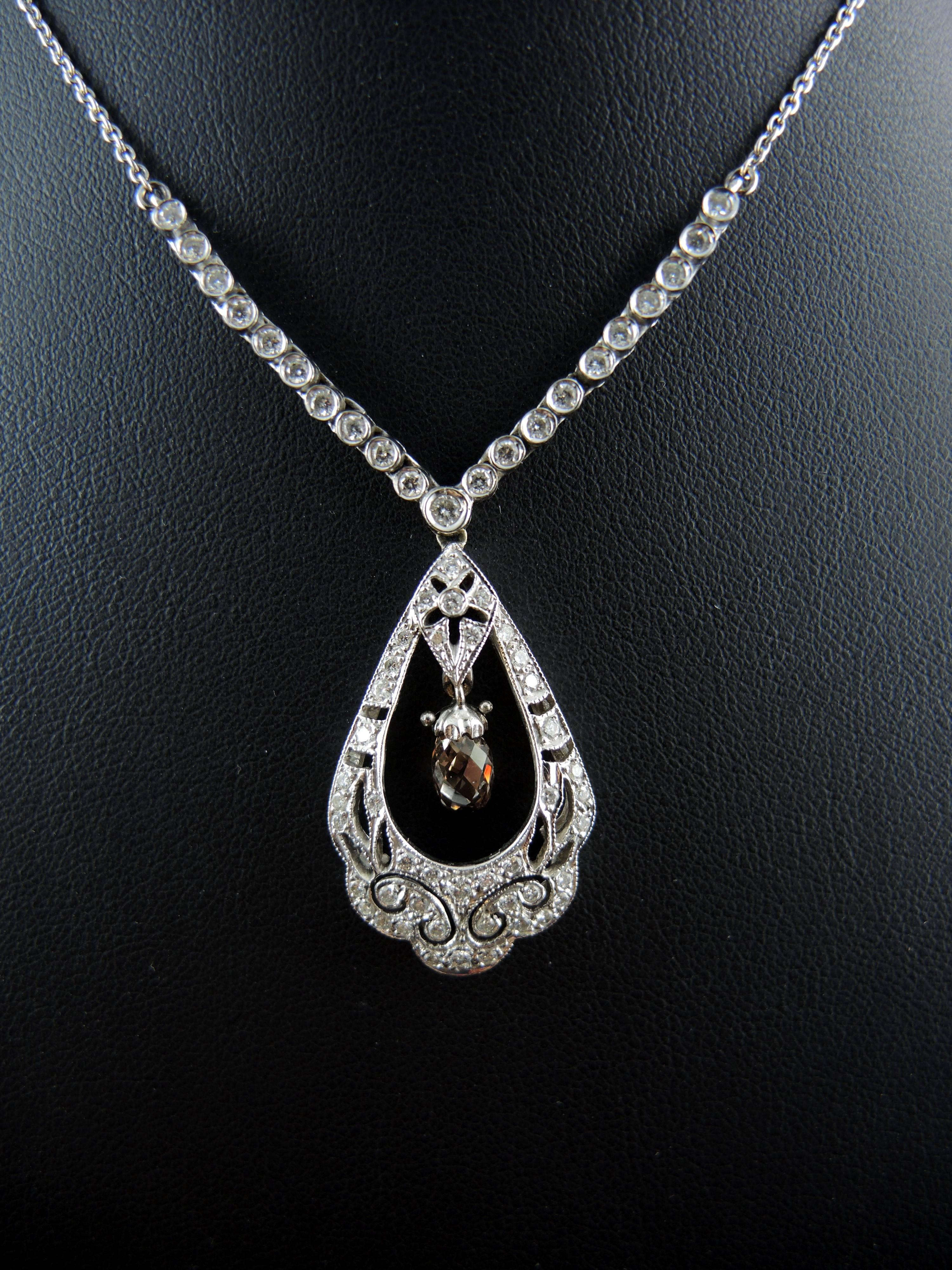 18 kt white gold necklace (quality mark: eagle's head), with a pendant set with a briolette shape cognac diamond and round brilliant cut diamonds  (total weight 1,40 cts).

Chain's lenght: 46.00 cm
Pendant's length: 3.50 cm