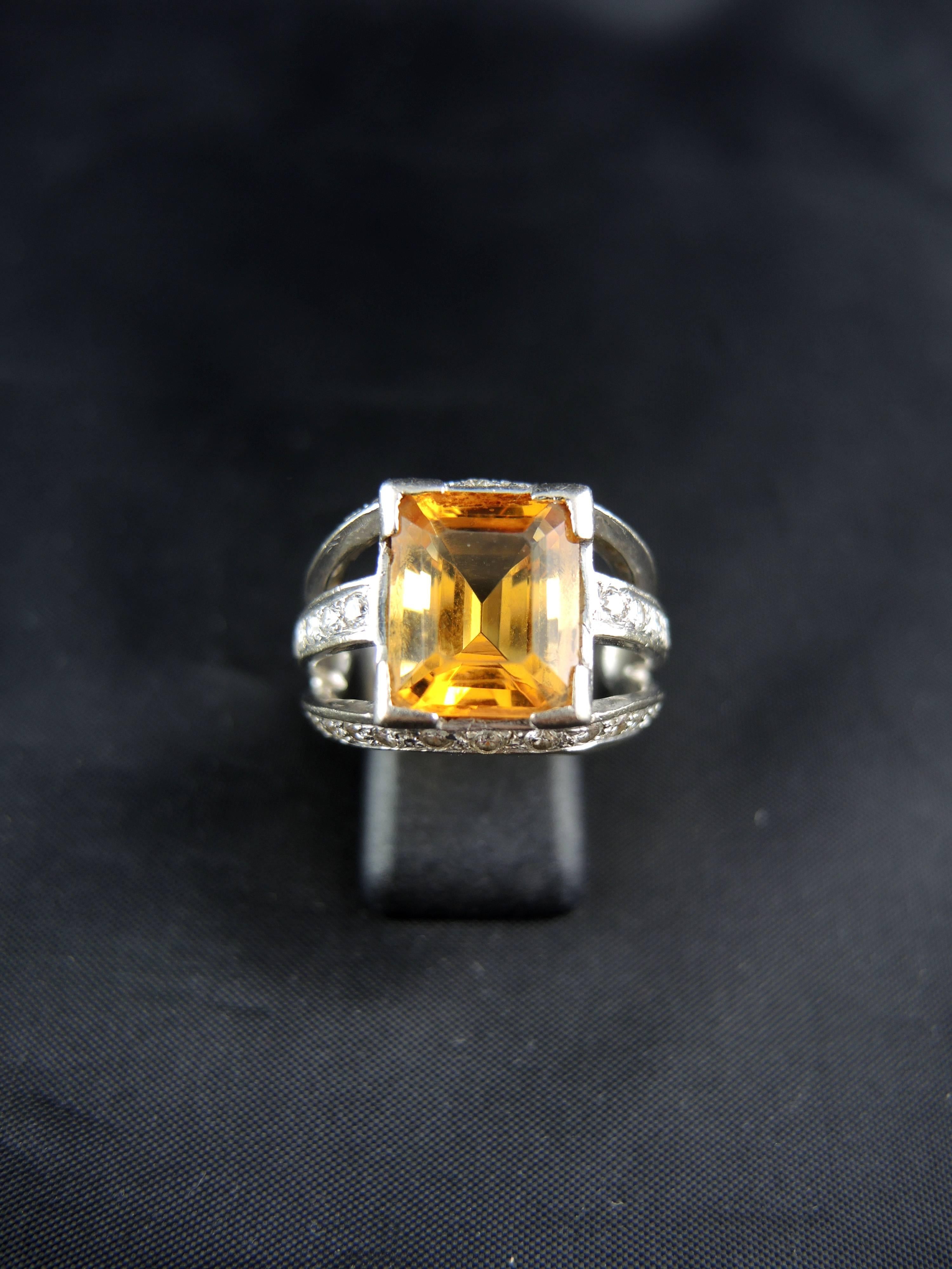 18kt white gold ring (quality mark: eagle's head) set with a central citrine, weighting apx 5.00 Cts, and modern round cut diamonds, which total weight is apx 1.25 Cts.
Because the citrine do not have any inclusions, we cannot affirm if it is