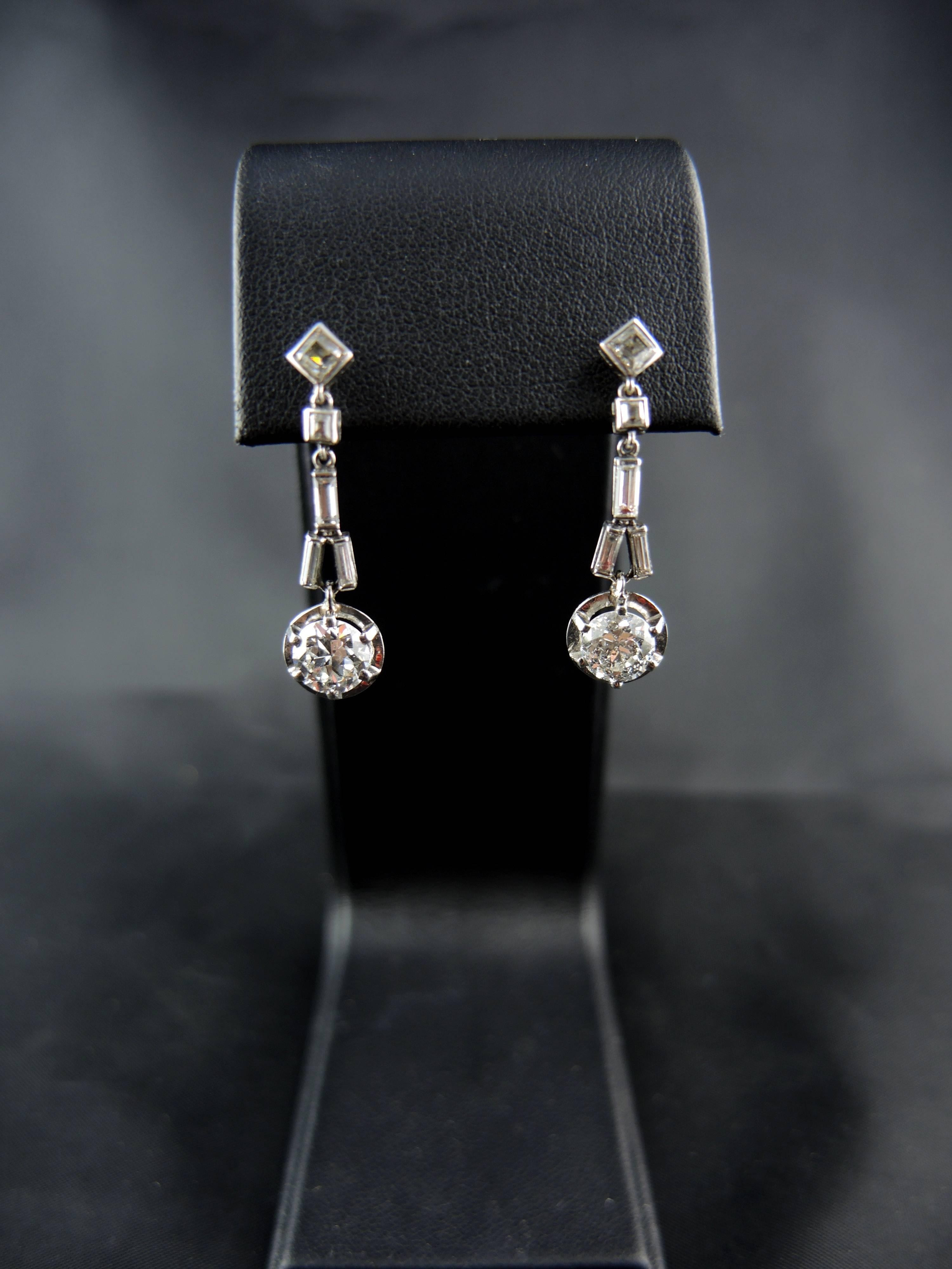 Platinium Art Deco earrings (quality mark: dog) set with baguette and square cut diamonds (total weight apx 0.75 Ct), and old cut diamonds (total weight apx 1.50 Cts).

French work, circa 1930, Art Deco.

Weight: 4,50 g
Height: 3,00 cm

State : very