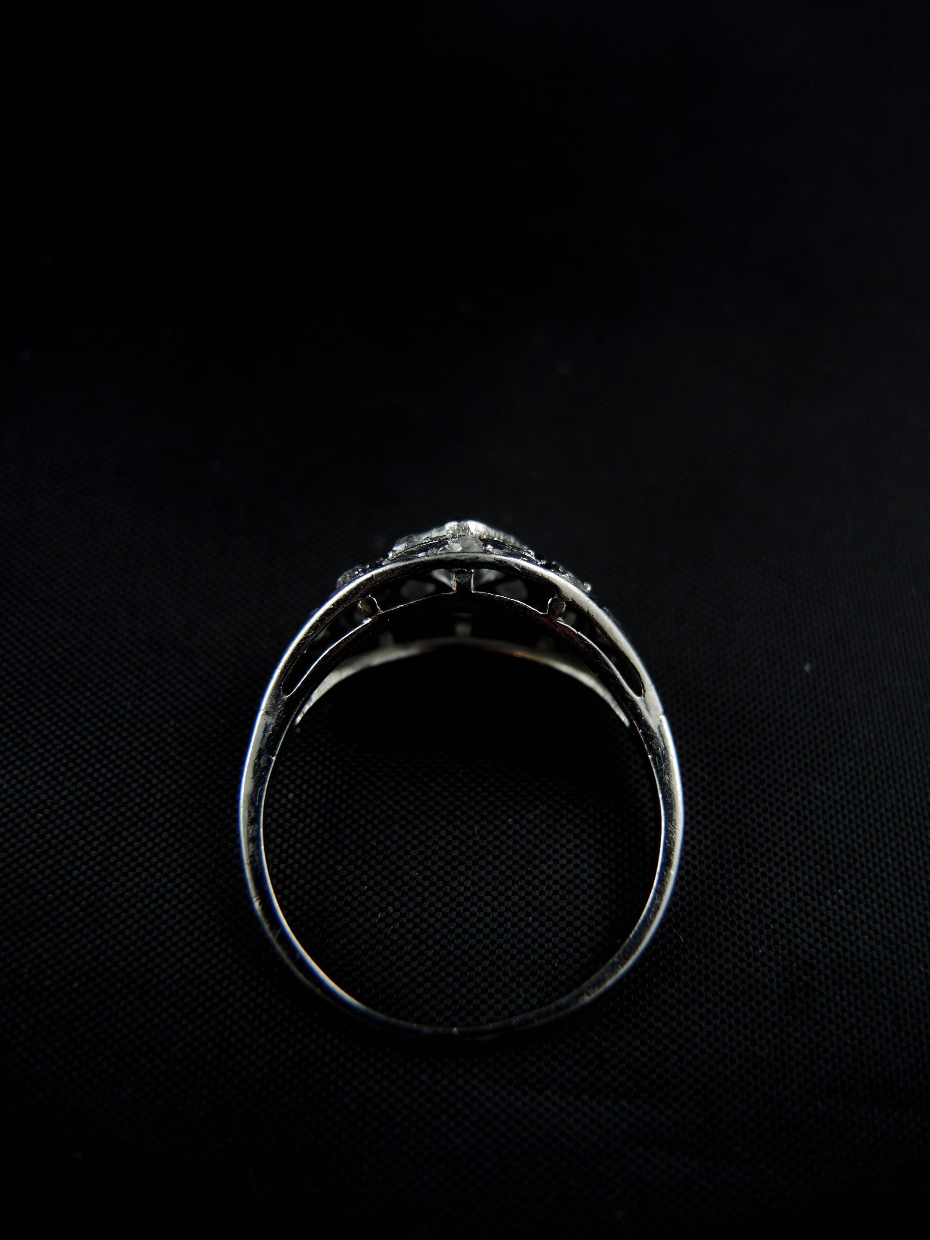 Stunning Art Deco Engagement Ring, French, Platinium and Diamonds, circa 1920 1
