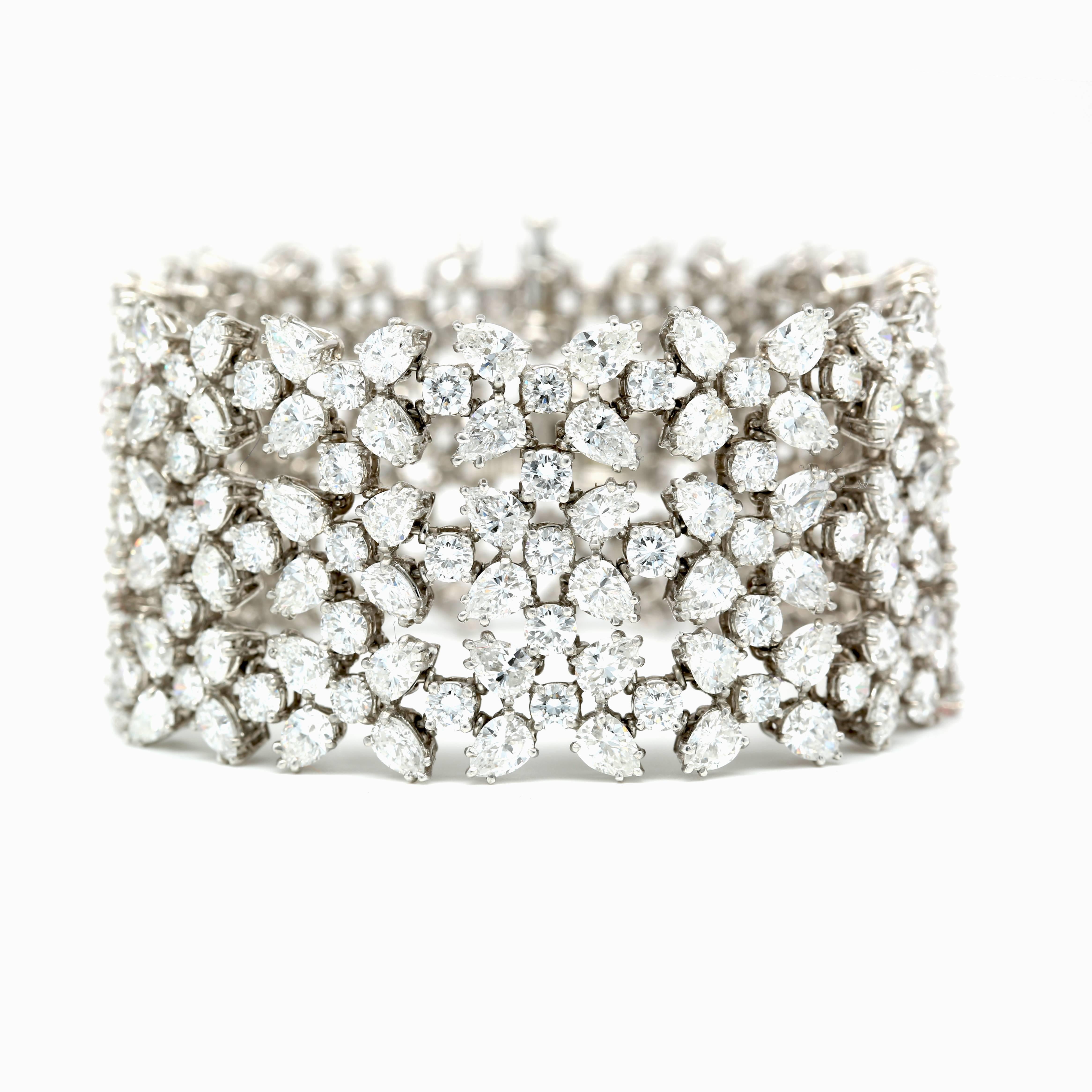 55.00 Carat French Diamond Bracelet In Excellent Condition For Sale In Aventura, FL