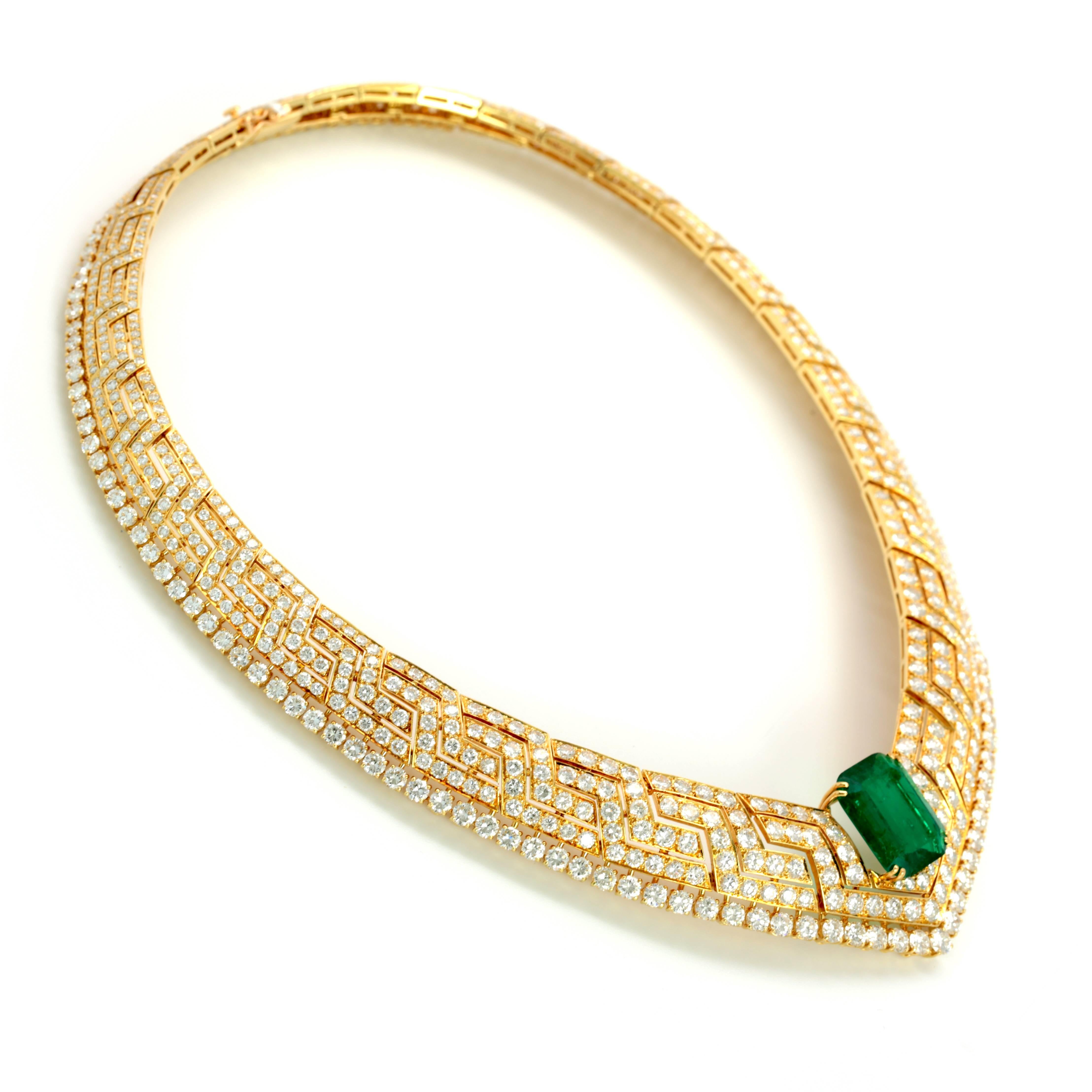 AGL Certified 9.23 Carat Colombian Emerald Necklace In Excellent Condition For Sale In Aventura, FL