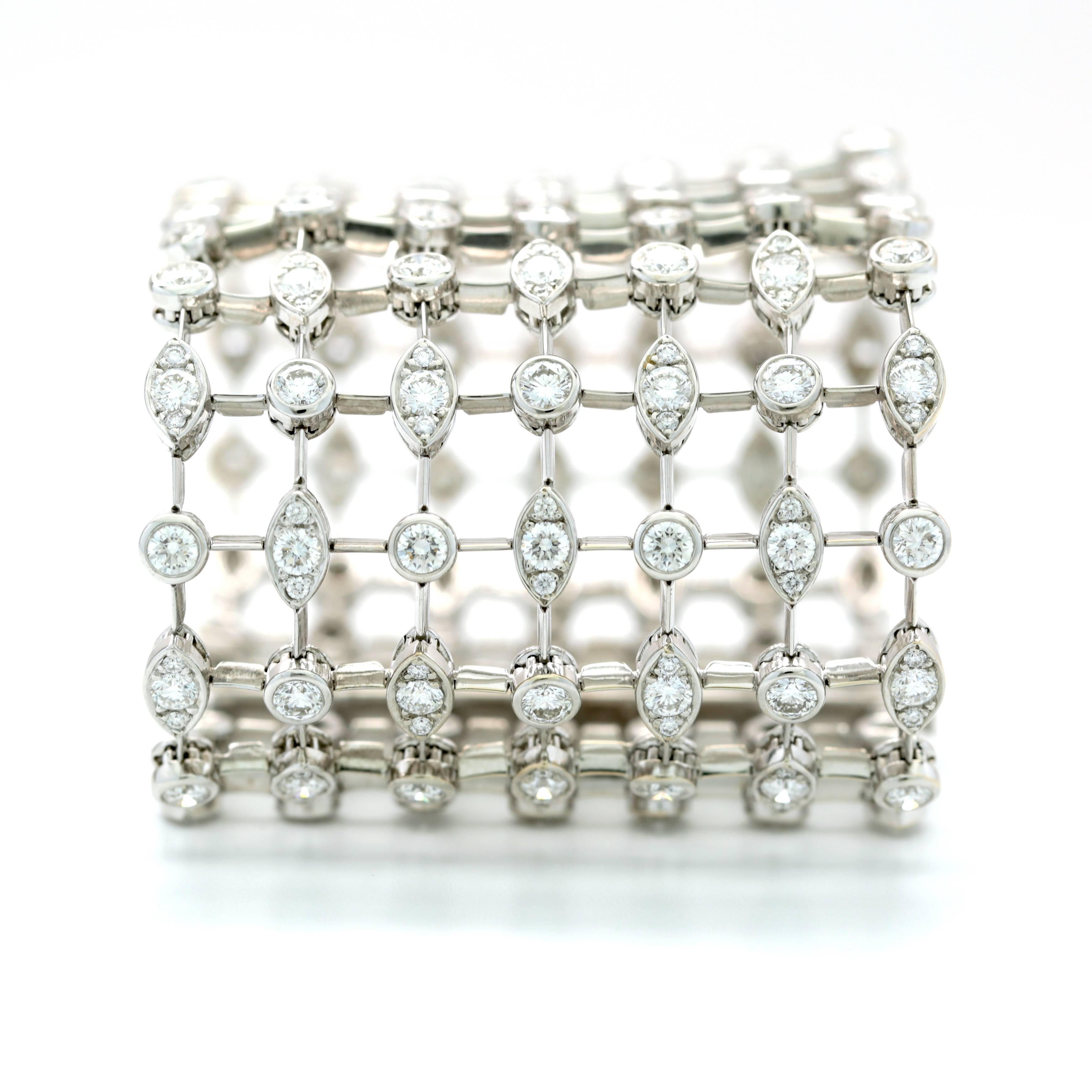 27.75 Carat Diamond Bracelet In Excellent Condition For Sale In Aventura, FL