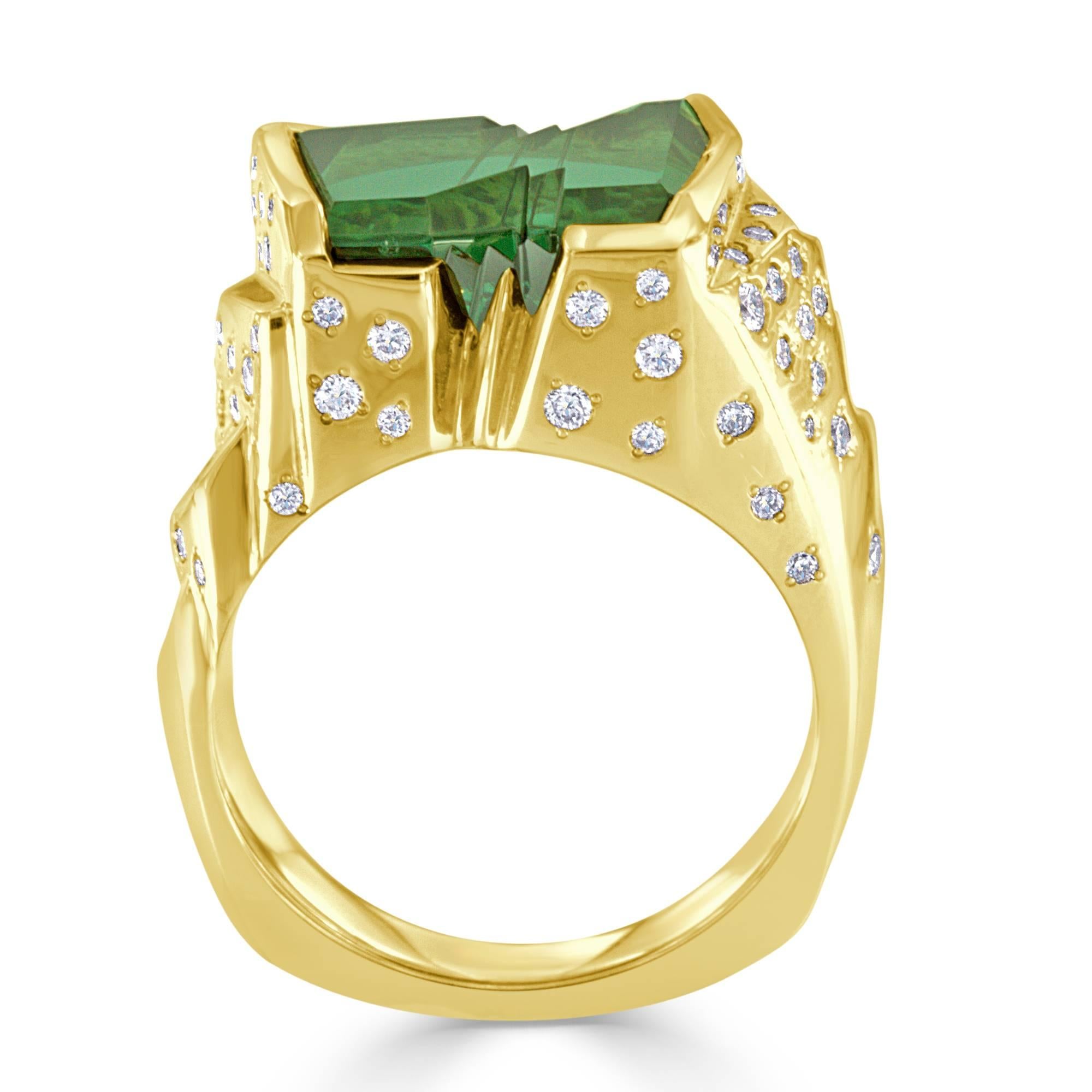 Moderne Bernd Munsteiner Bague en or avec tourmaline verte de 6,93 carats et diamants