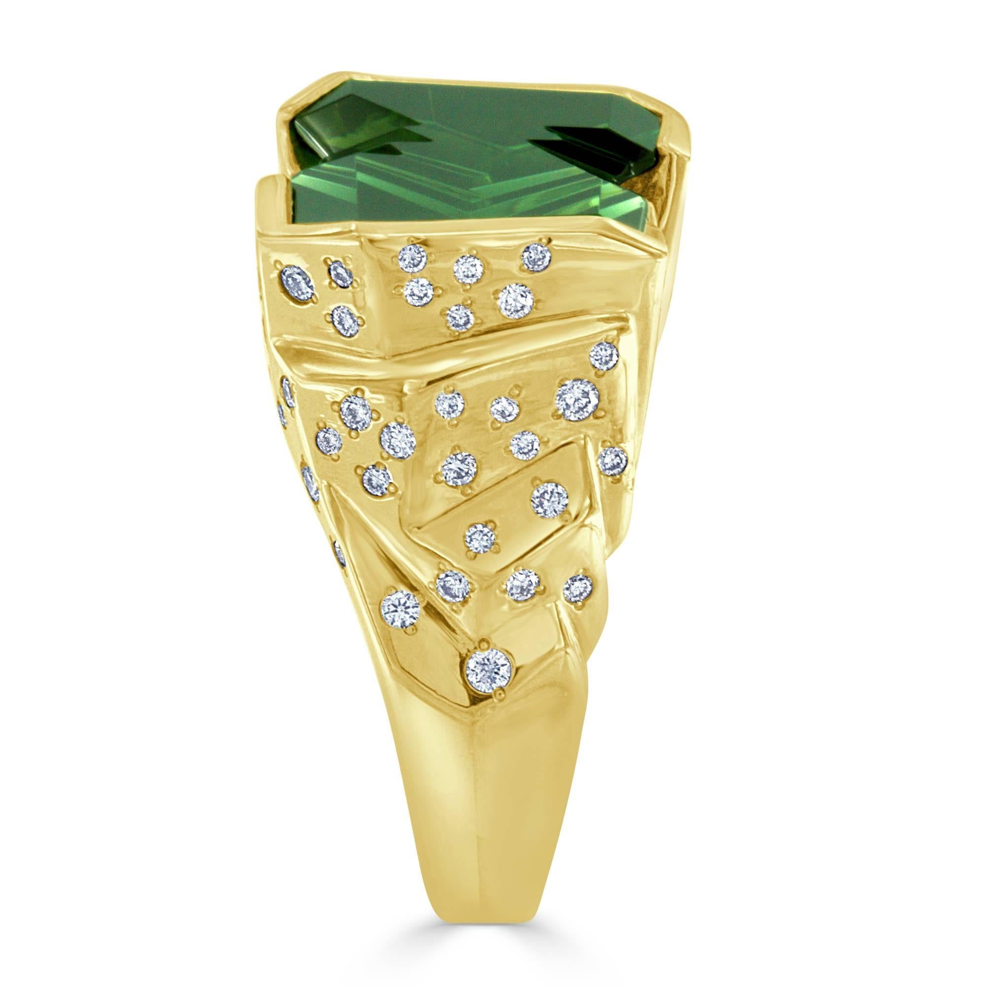 Bernd Munsteiner Bague en or avec tourmaline verte de 6,93 carats et diamants Excellent état à Grosse Pointe Woods, MI