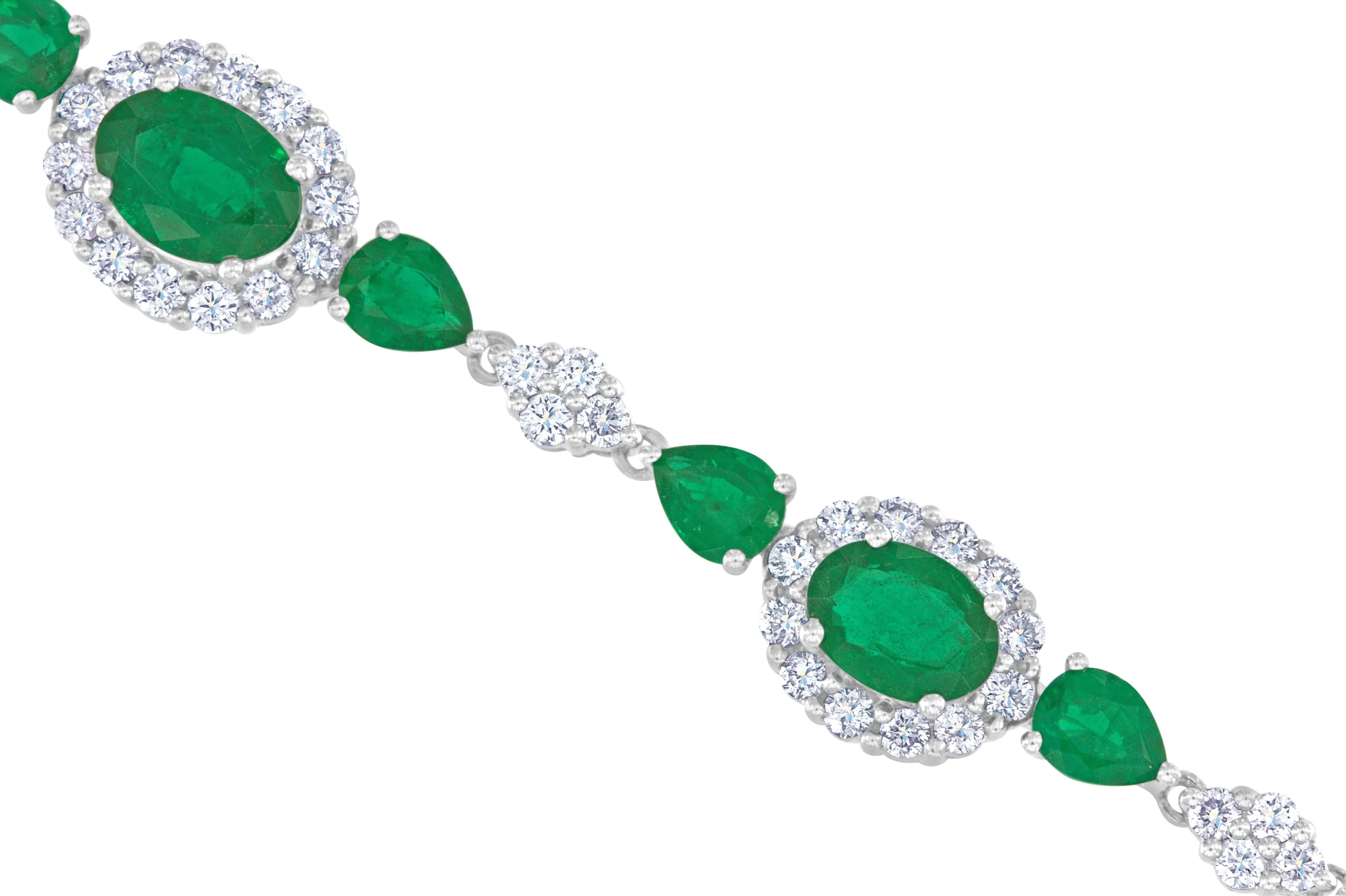 Modern 14.85 Carat Oval and Pear Shape Emerald and Diamond Gold Necklace For Sale