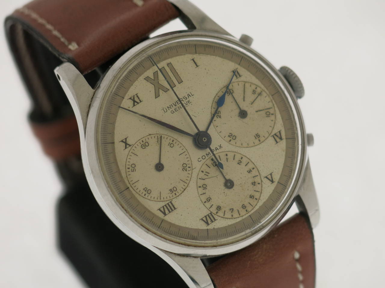 Unique and very rare stainless steel chronograph with the rounded small pushers with special two tone dial, roman indexes, in very good condition.

Over size case snap on back. Signed by Universal.
Cal 287.